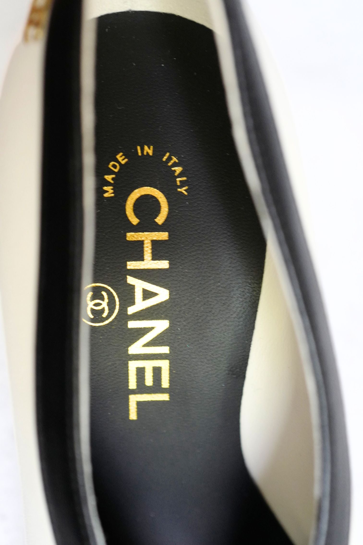 Chanel 26S Pumps Matthieu Blazy's White Lambskin Size 36.5c