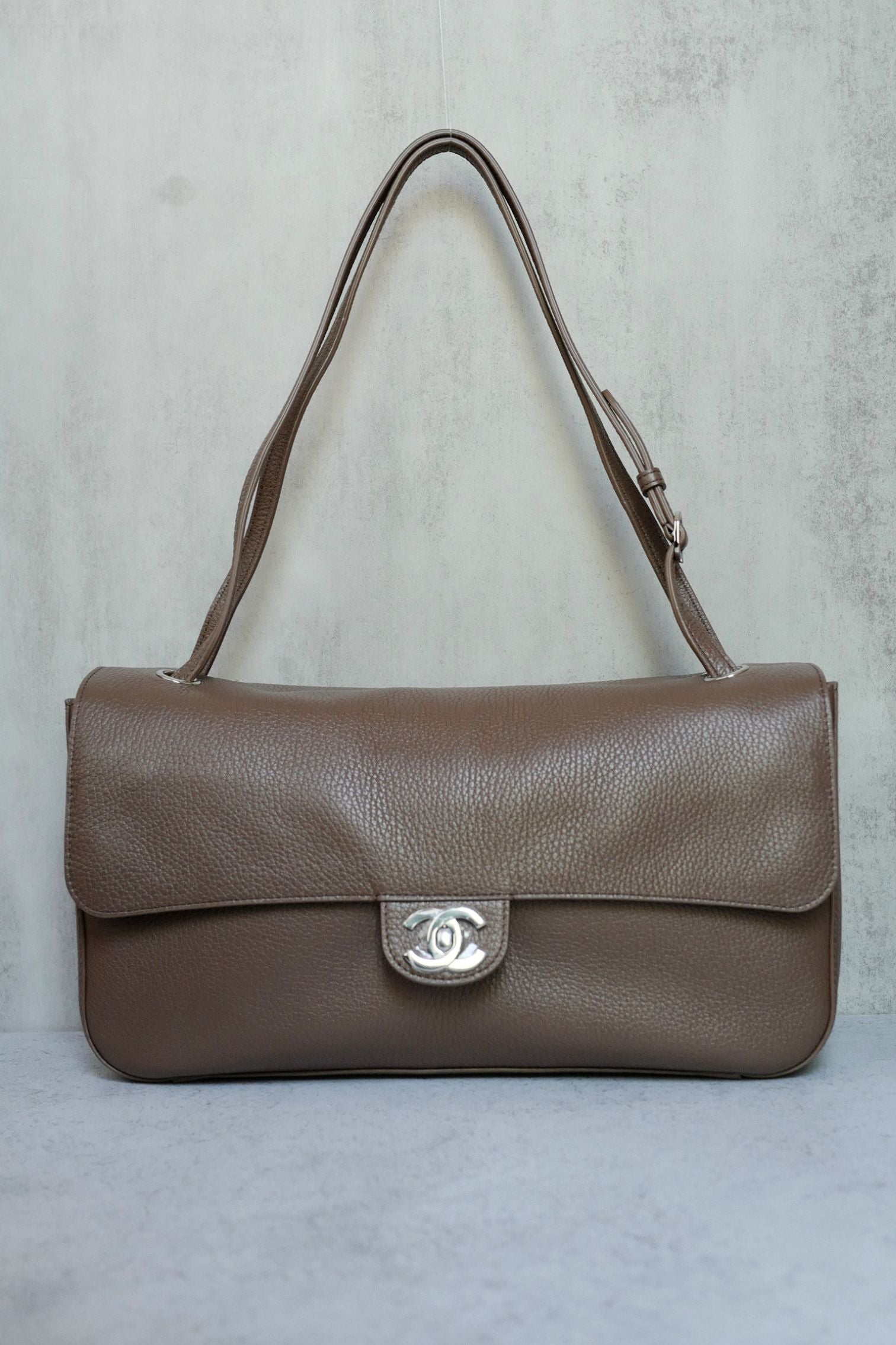 Chanel 26S Matthieu Blazy Maxi 32 Flapbag Light Brown Grained Calfskin Silver HW