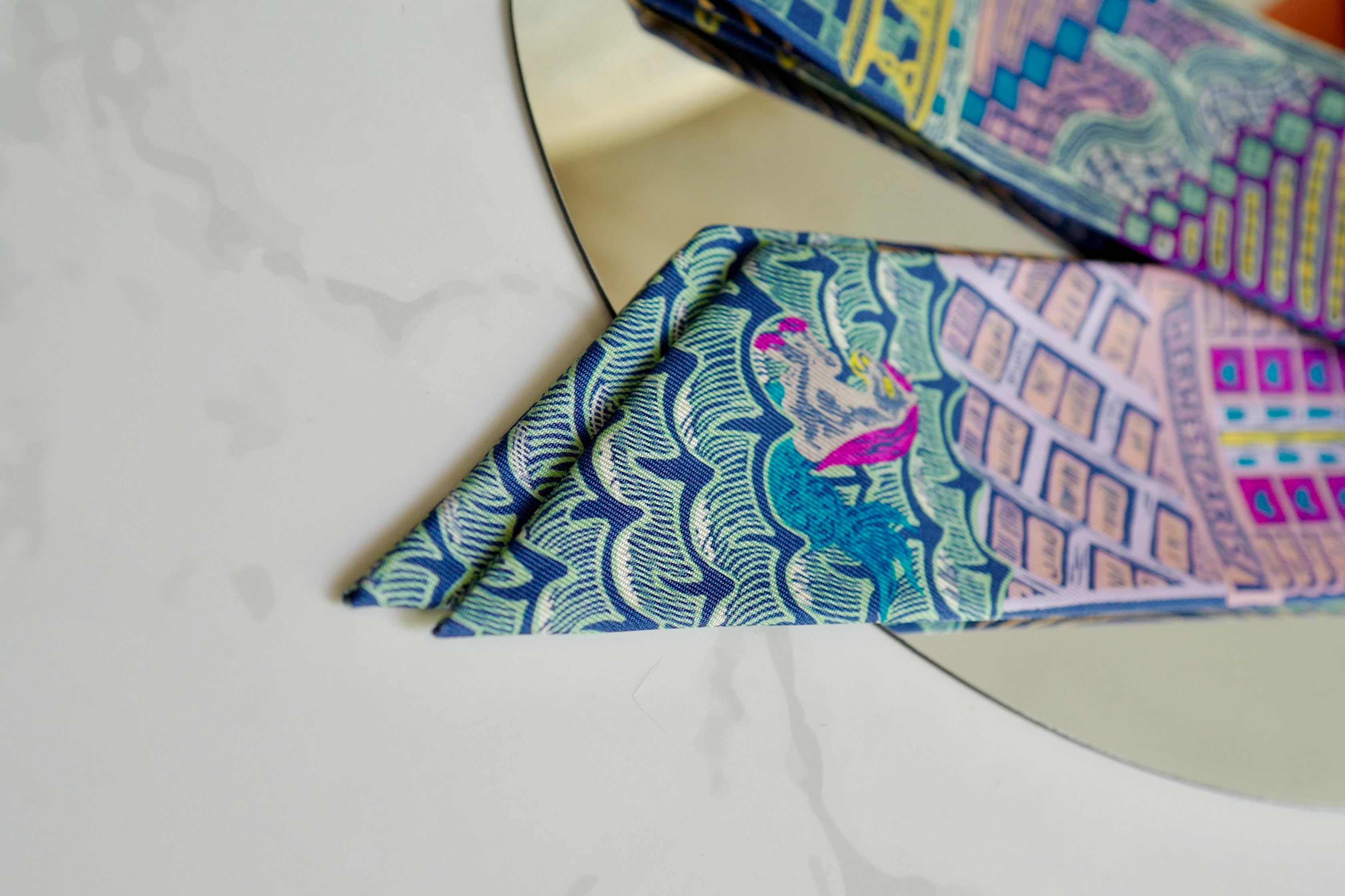 BNIB Hermes Super Silk Quest Twilly in bleu cobalt / rose / jaune