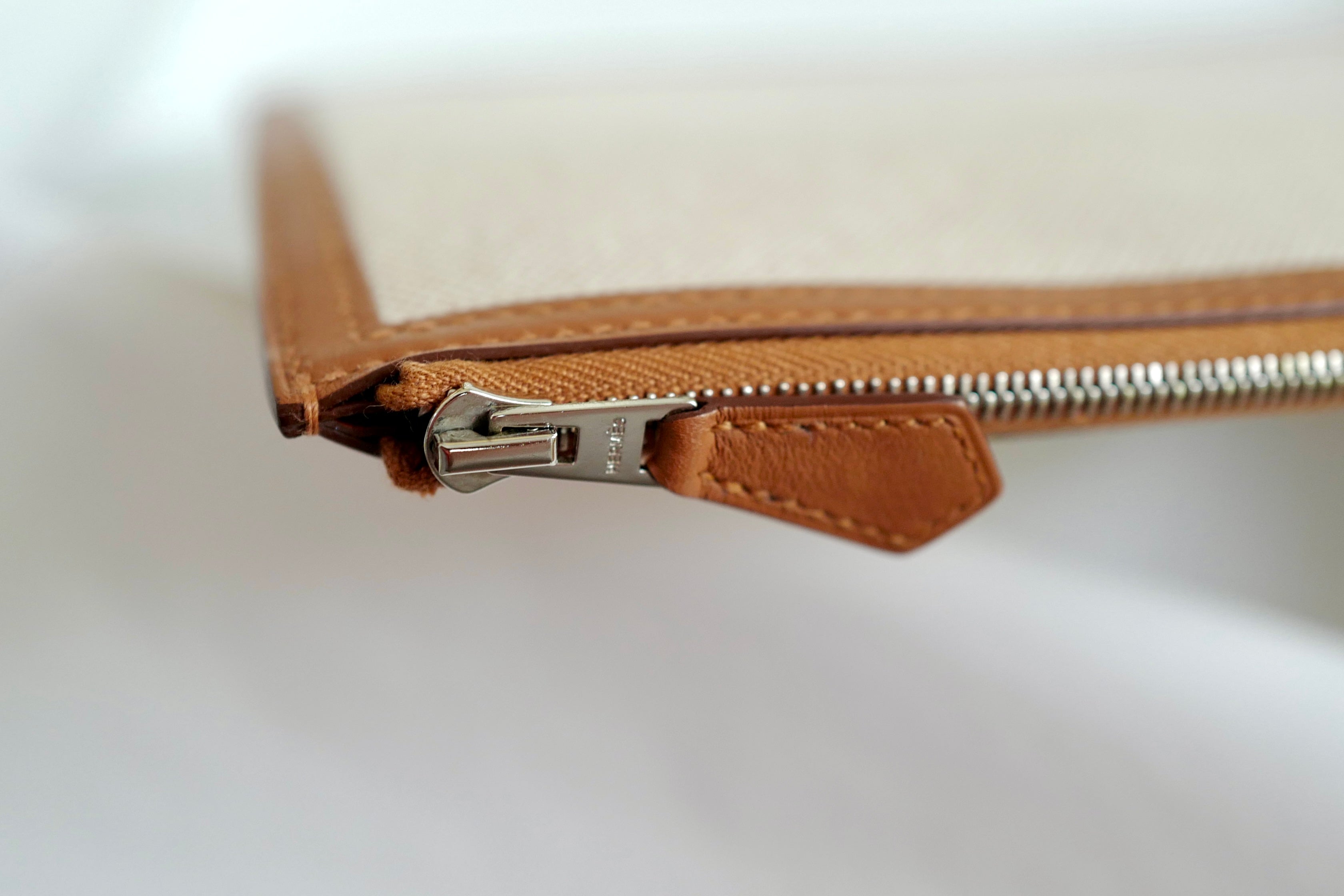 BNIB Hermès H Swift Canvas Cargo Travel Pouch in Ecru-Gold with Palladium HW