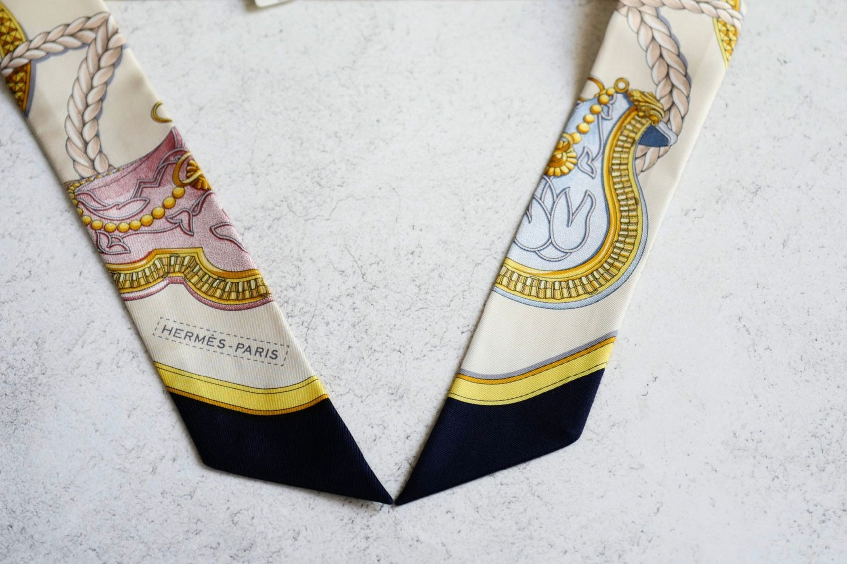 Hermès Twilly Grand Apparat Scarf Ivoire Marine Rose 100% Silk Twill