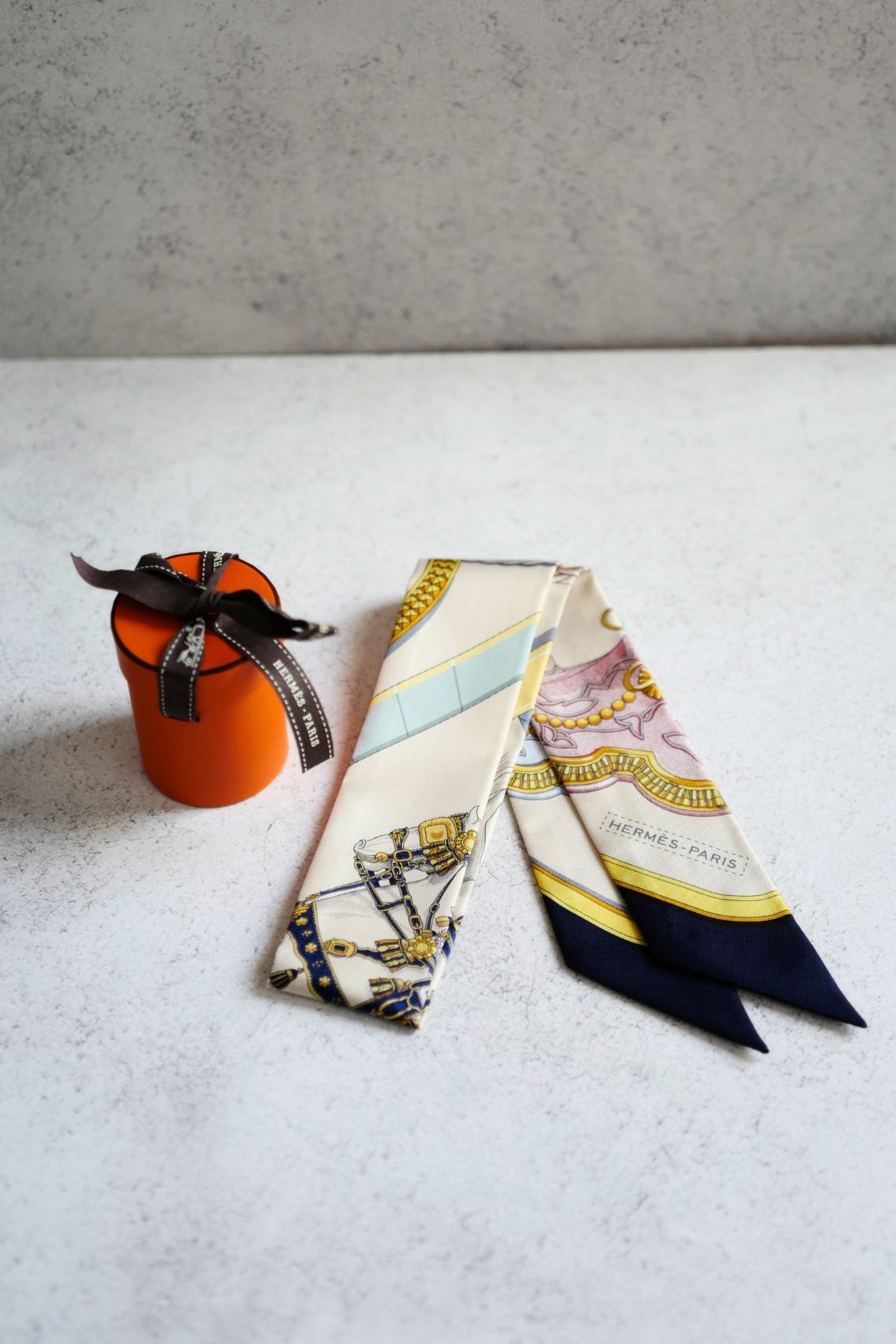 Hermès Twilly Grand Apparat Scarf Ivoire Marine Rose 100% Silk Twill