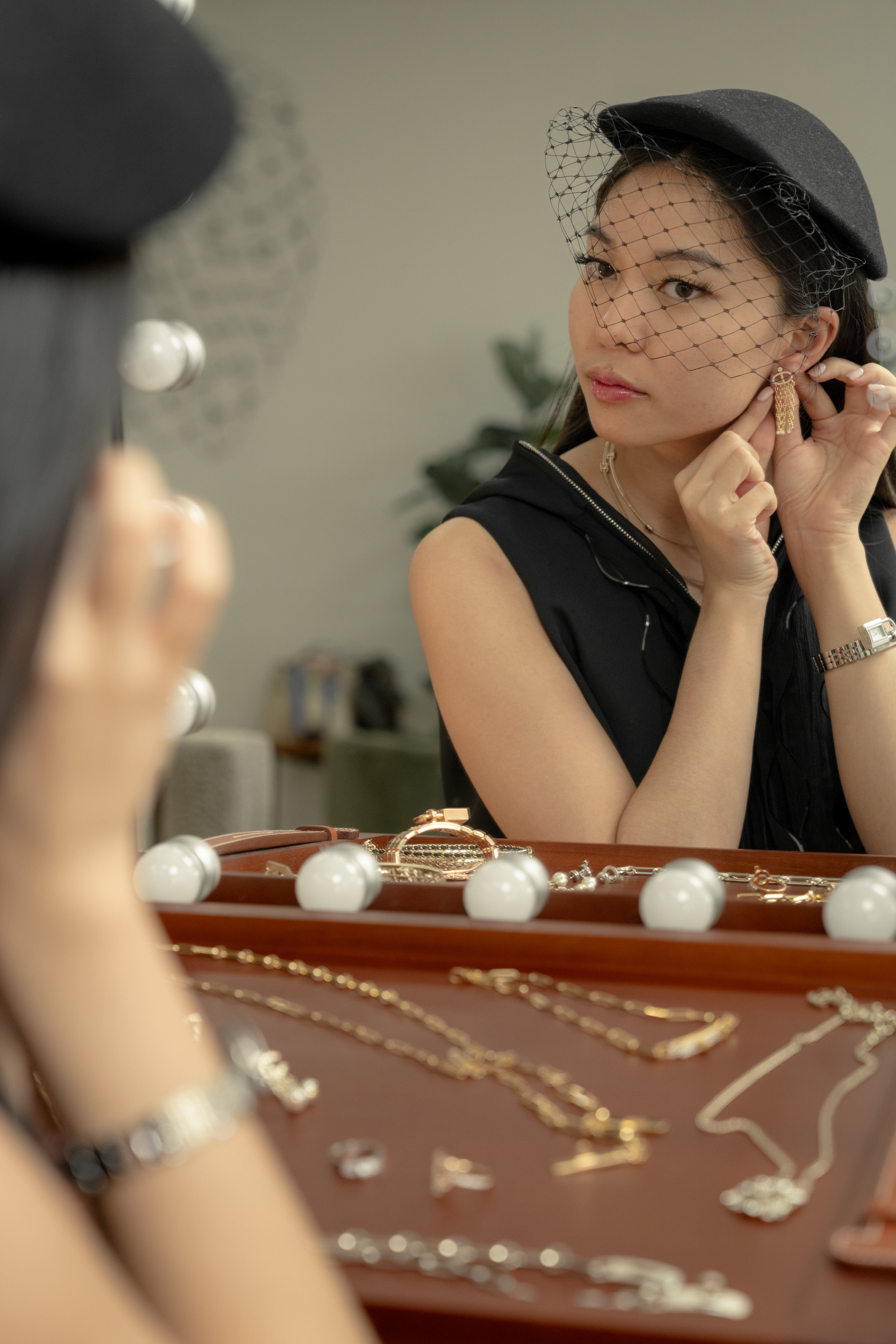 BNIB Hermes Calypso dangling earrings dia yg 18K Sans