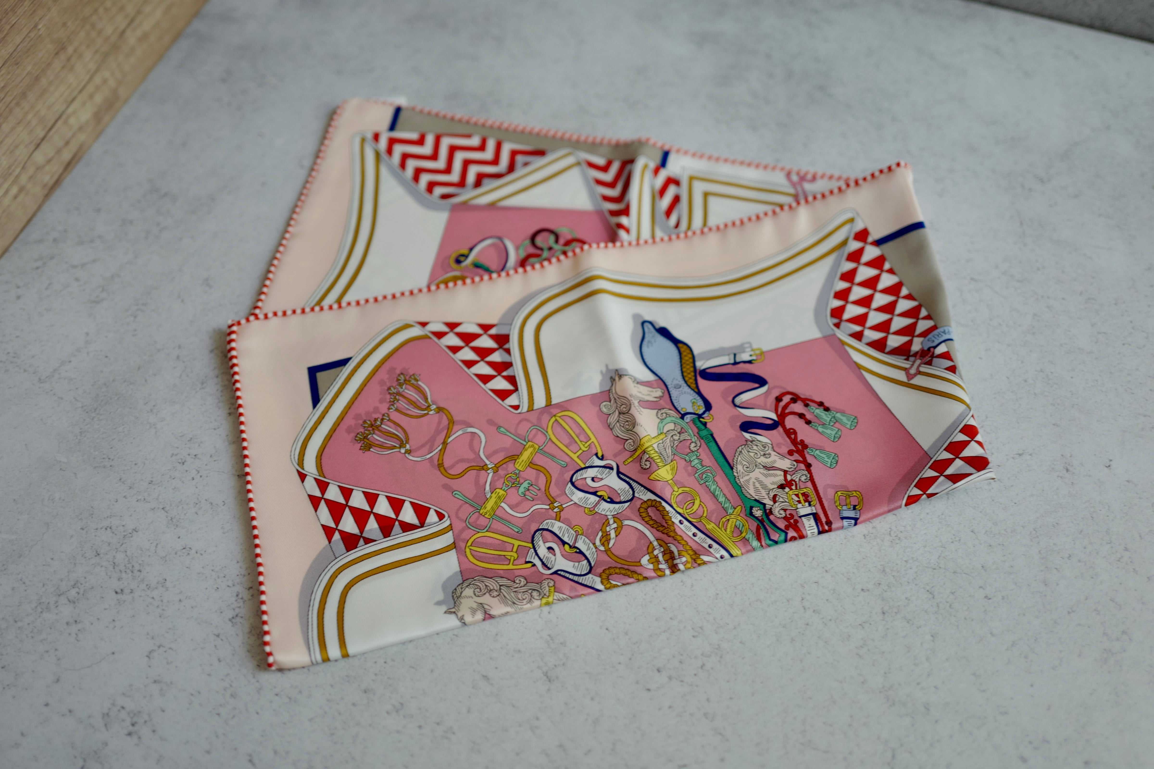BNIB HERMÈS Bouquets Sellier scarf 70 in Rose/Blanc /Multicolore