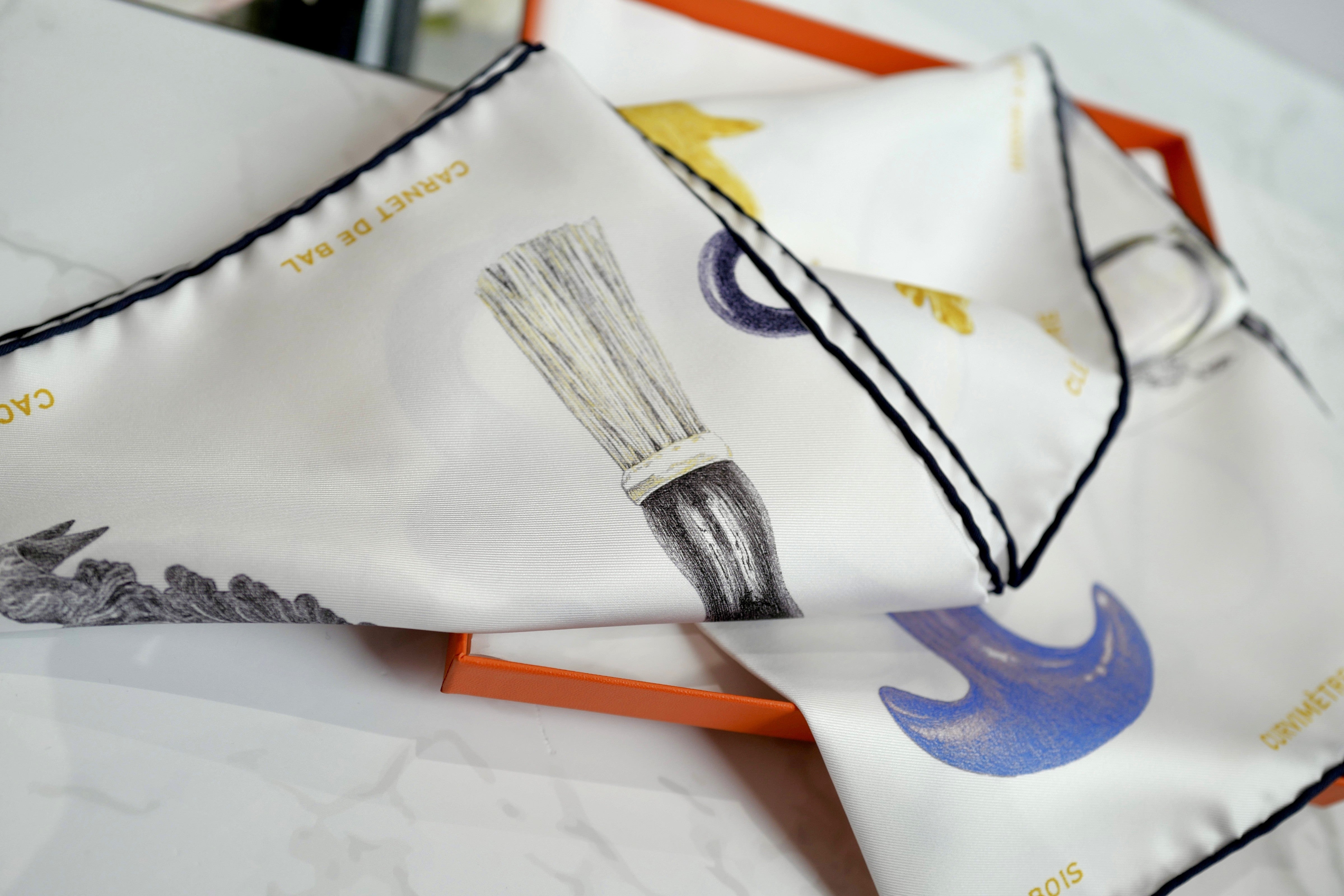NEW Hermes silk scarf 90 Care Nous Sommes Inseparables blanc/gold/violet