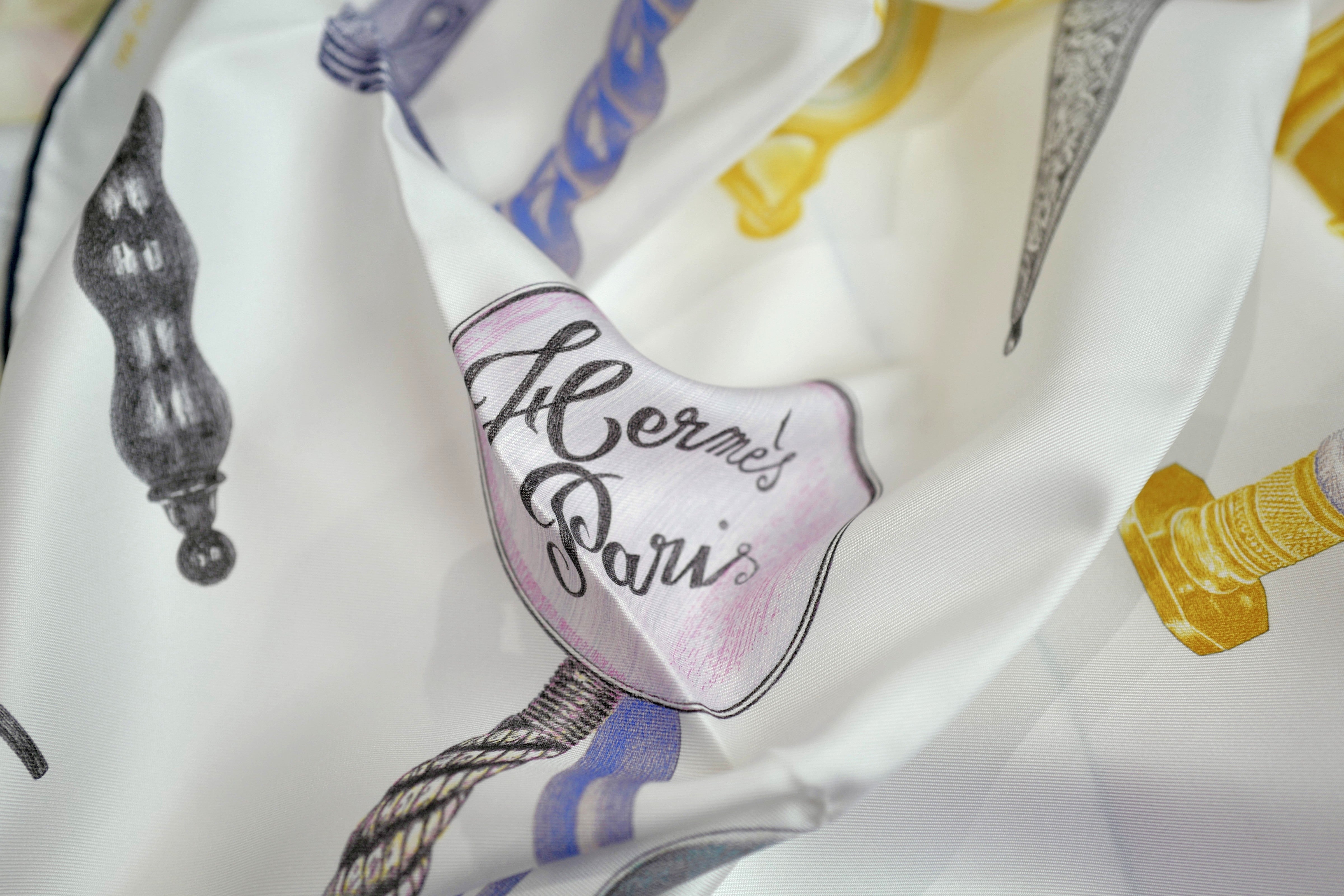NEW Hermes silk scarf 90 Care Nous Sommes Inseparables blanc/gold/violet