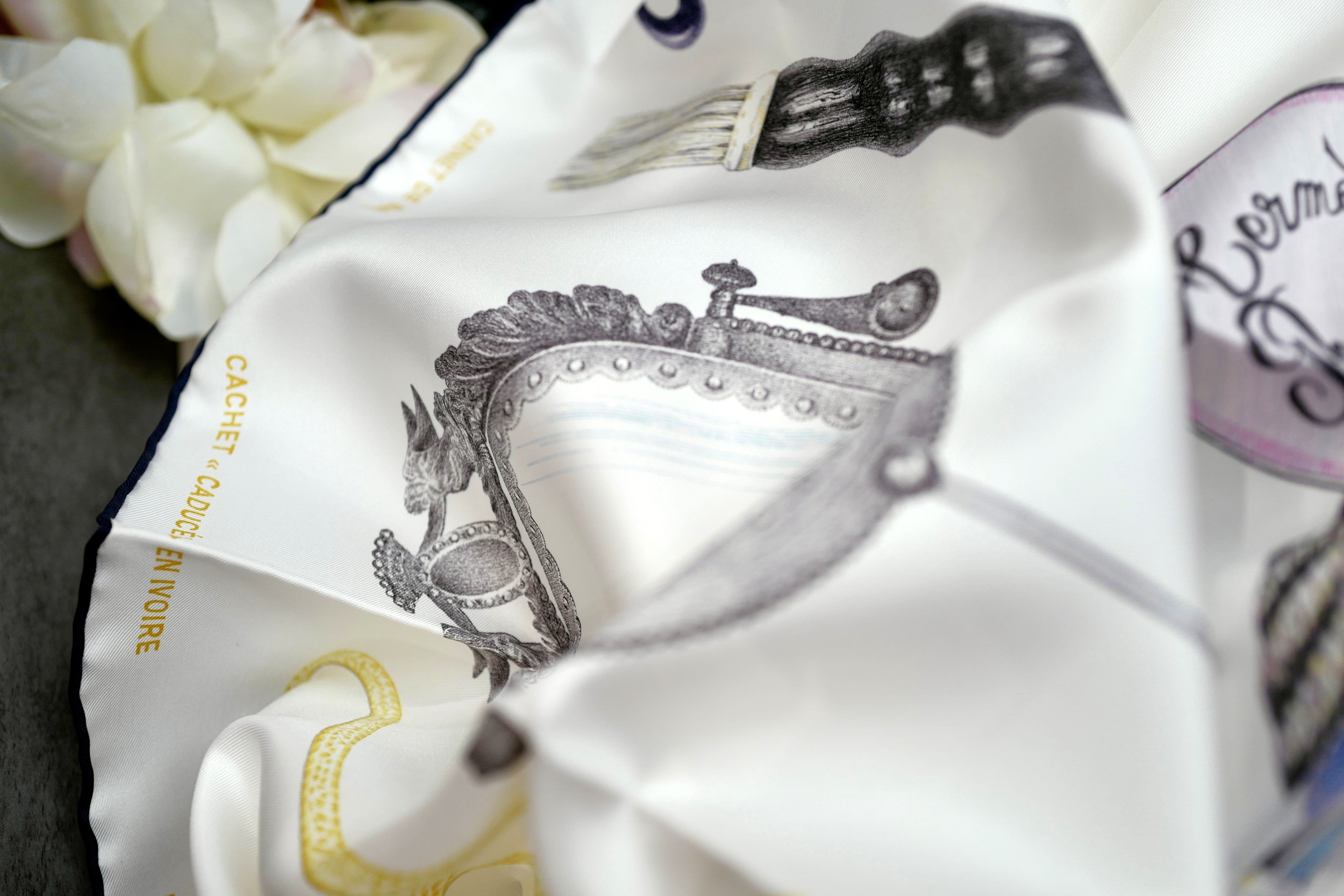 NEW Hermes silk scarf 90 Care Nous Sommes Inseparables blanc/gold/violet