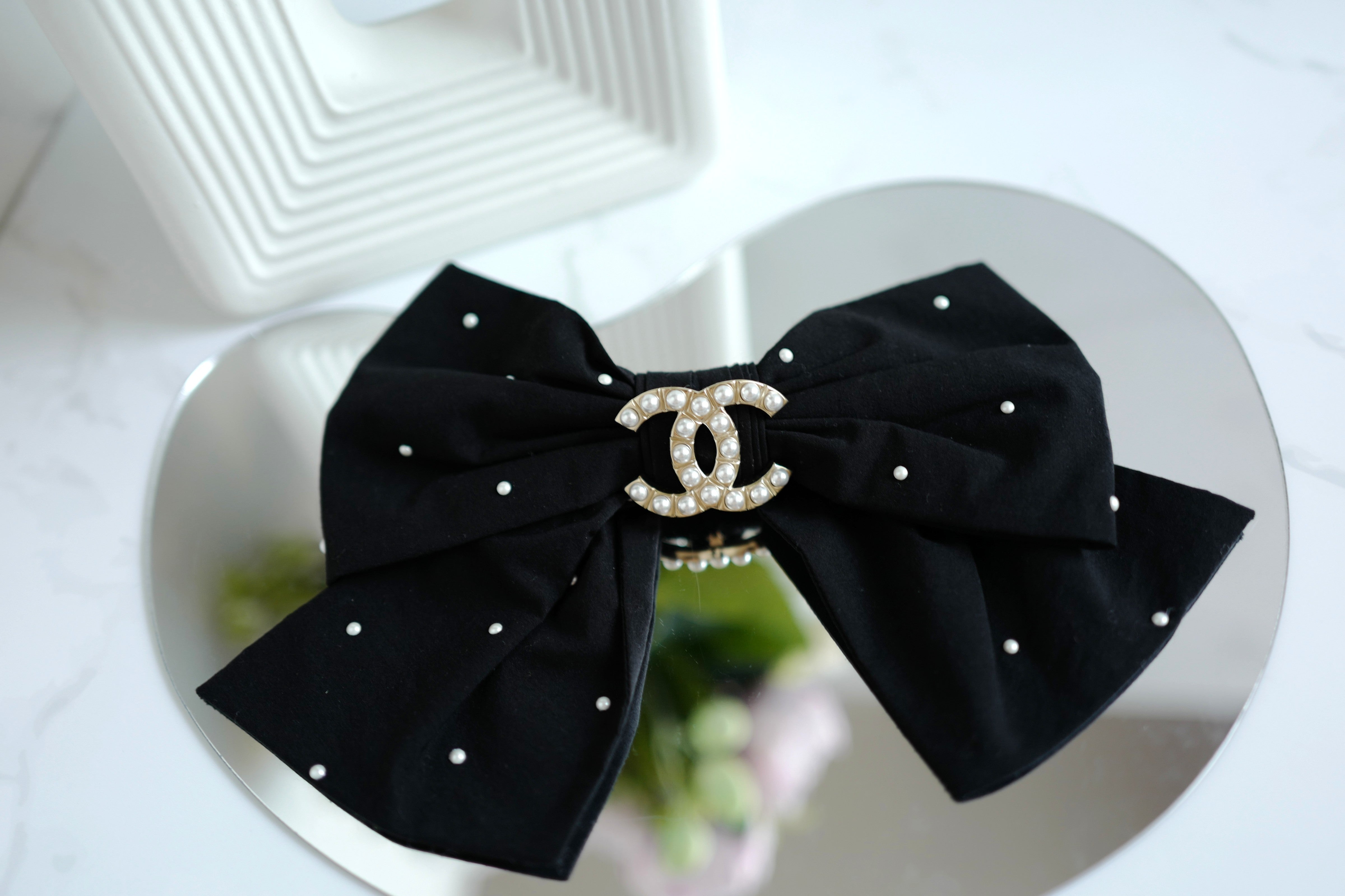 NEW Chanel Cruise 2025 Bow Barrette in Black & White CC With Pearls Large Size