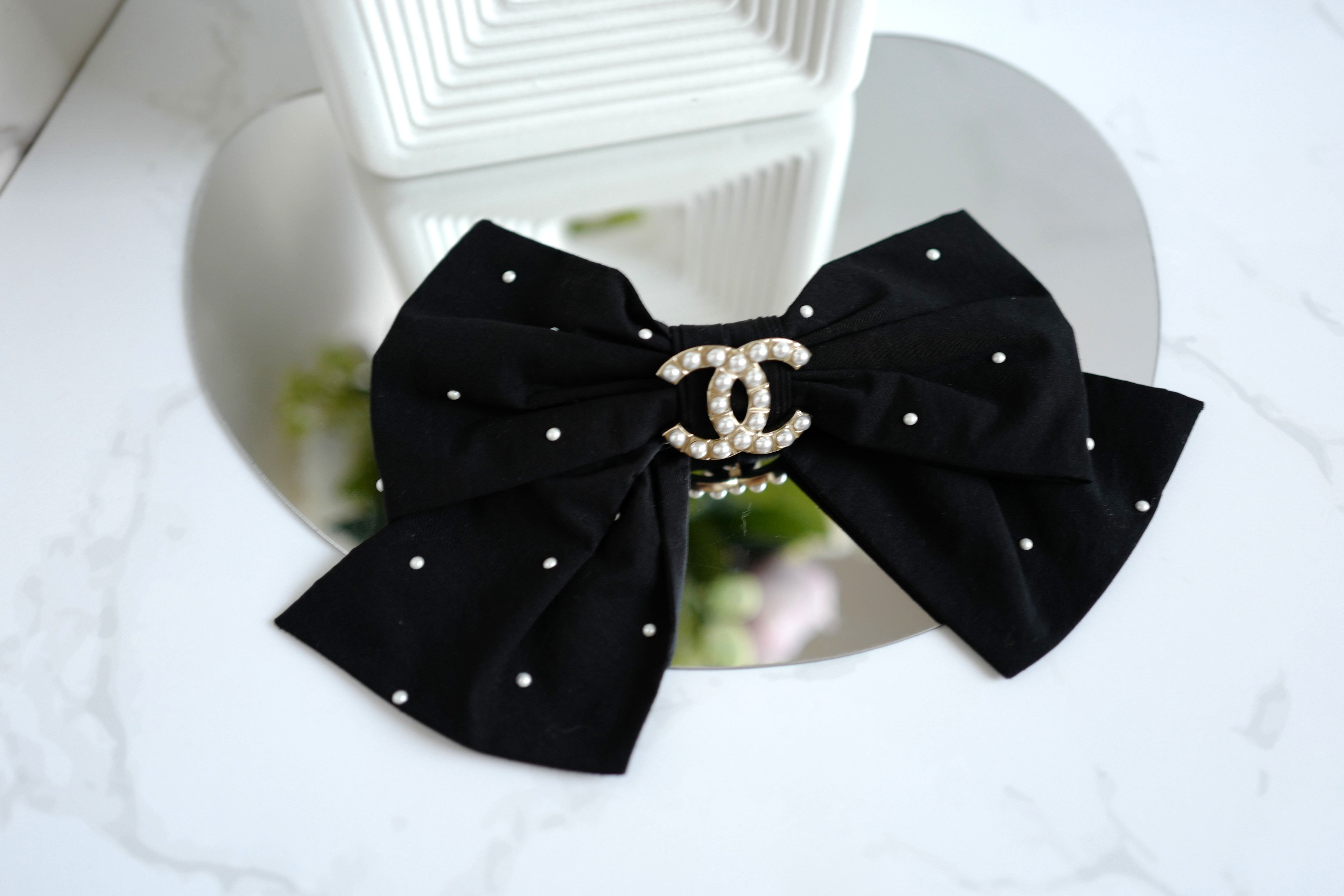 NEW Chanel Cruise 2025 Bow Barrette in Black & White CC With Pearls Large Size