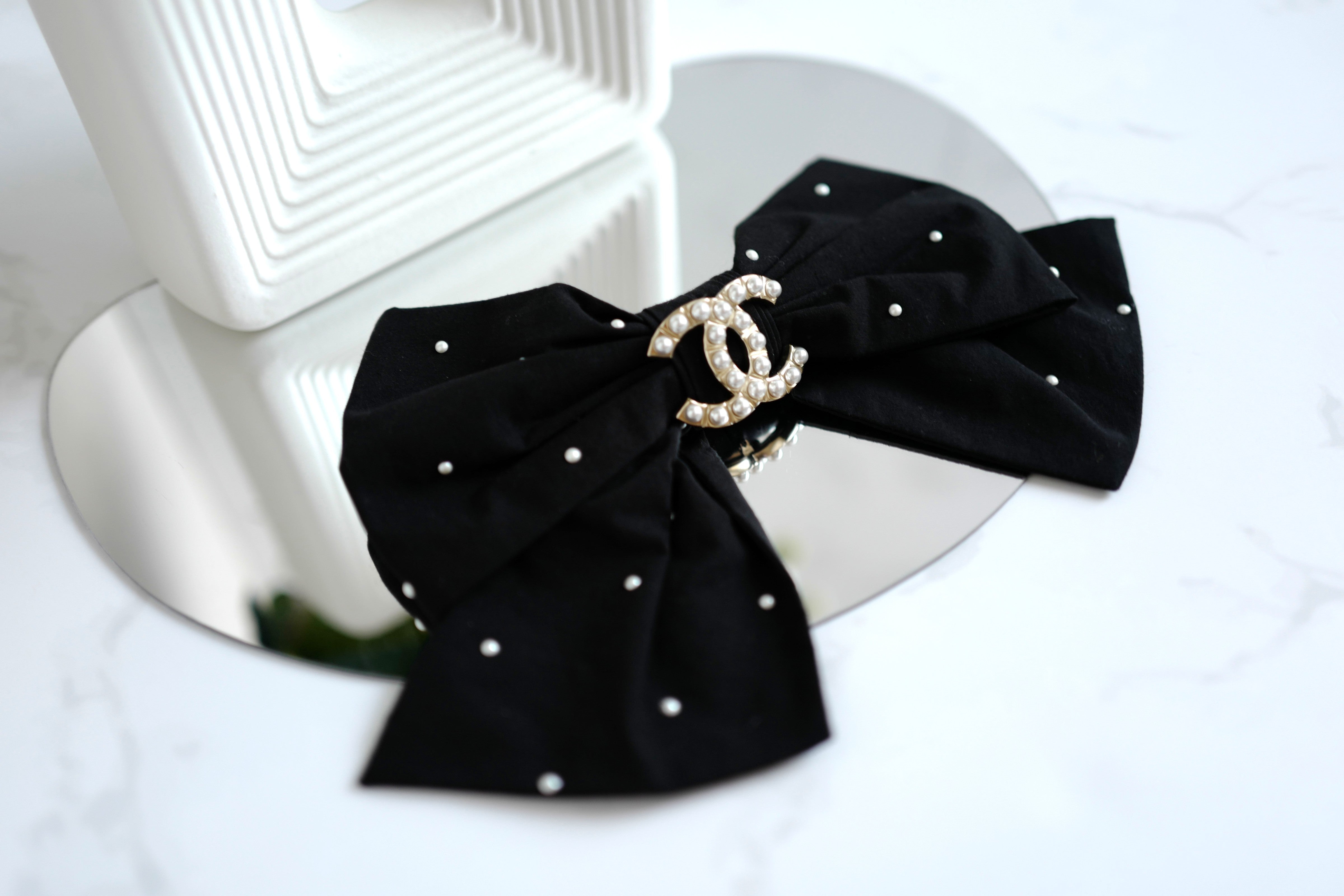 NEW Chanel Cruise 2025 Bow Barrette in Black & White CC With Pearls Large Size