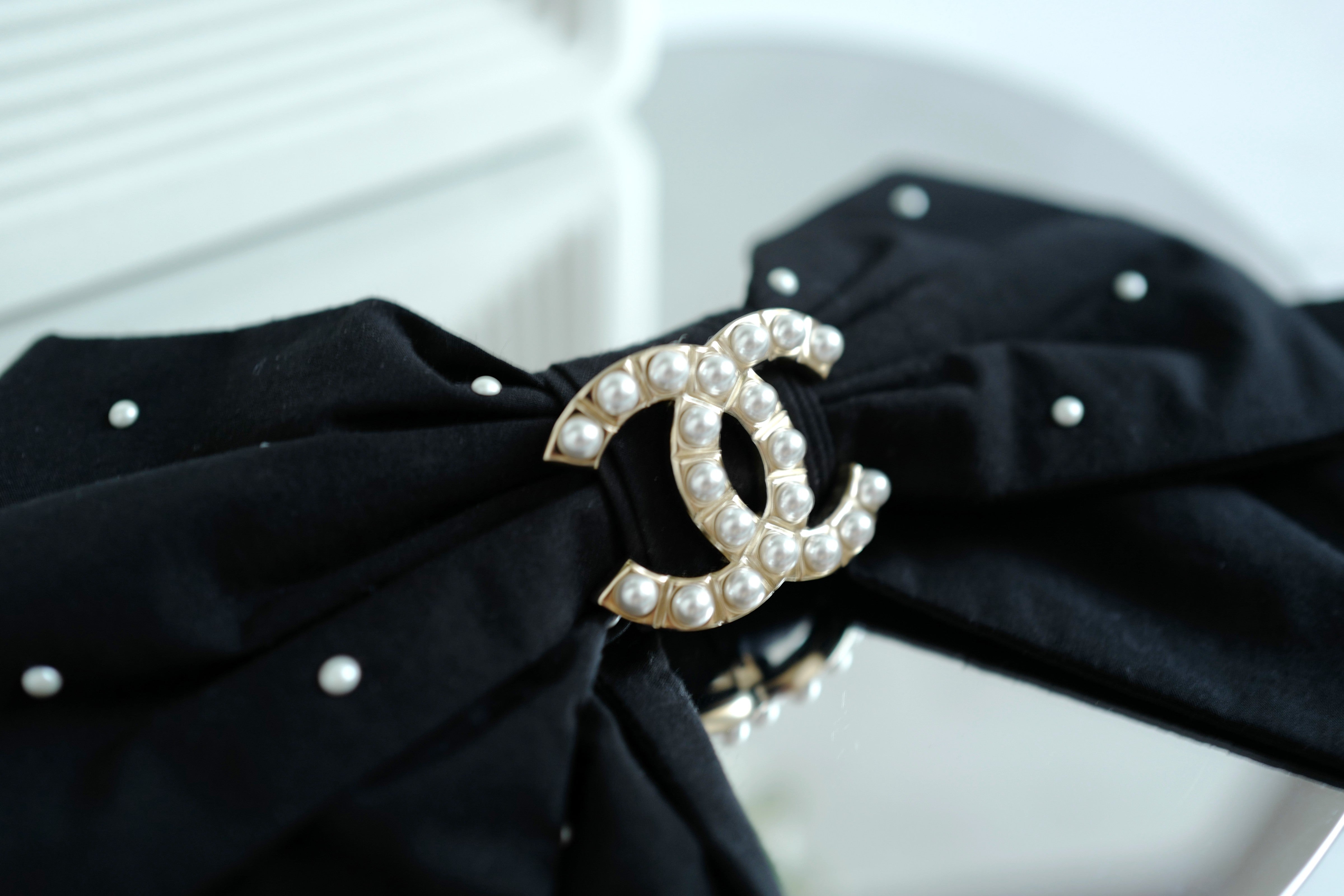 NEW Chanel Cruise 2025 Bow Barrette in Black & White CC With Pearls Large Size
