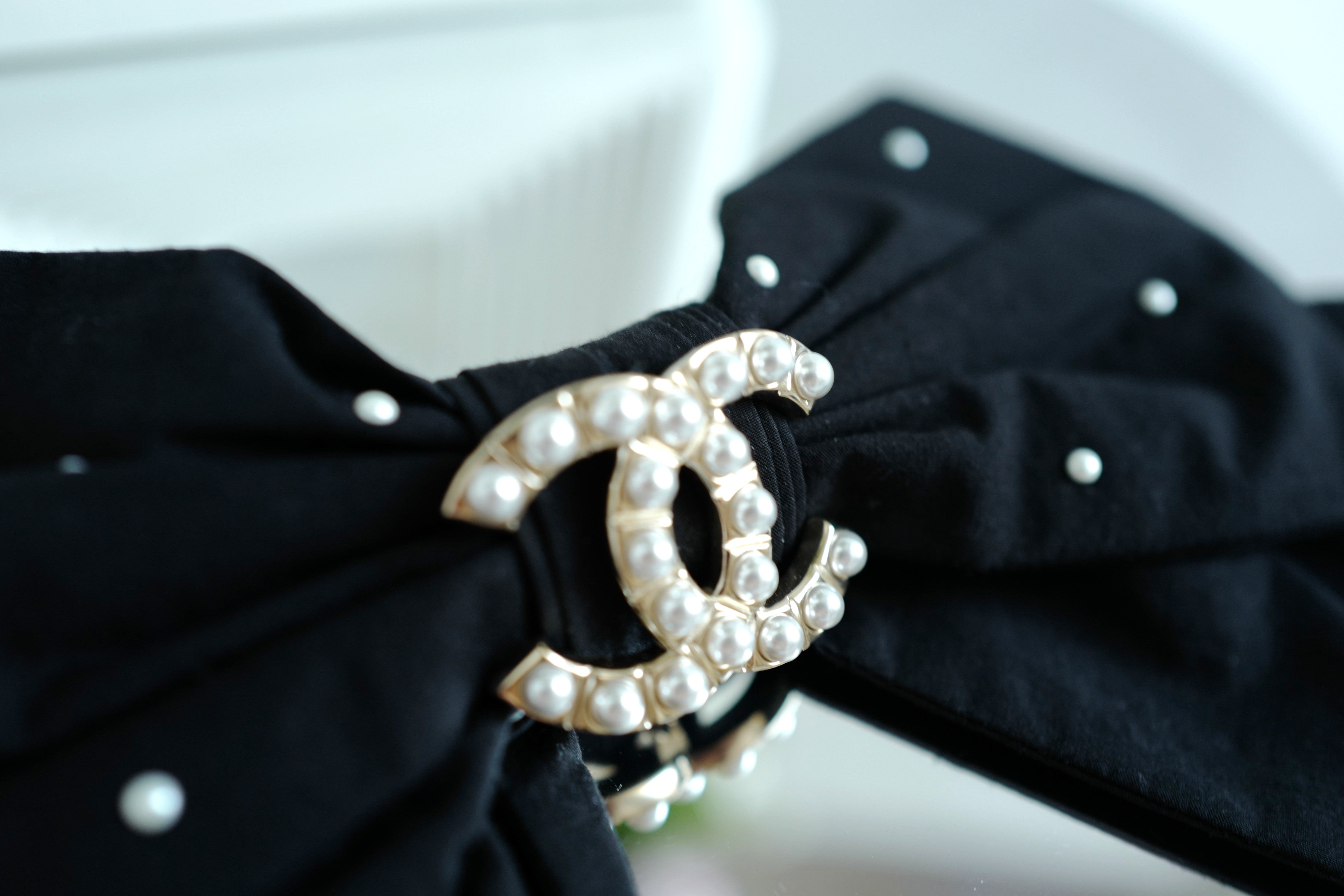 NEW Chanel Cruise 2025 Bow Barrette in Black & White CC With Pearls Large Size