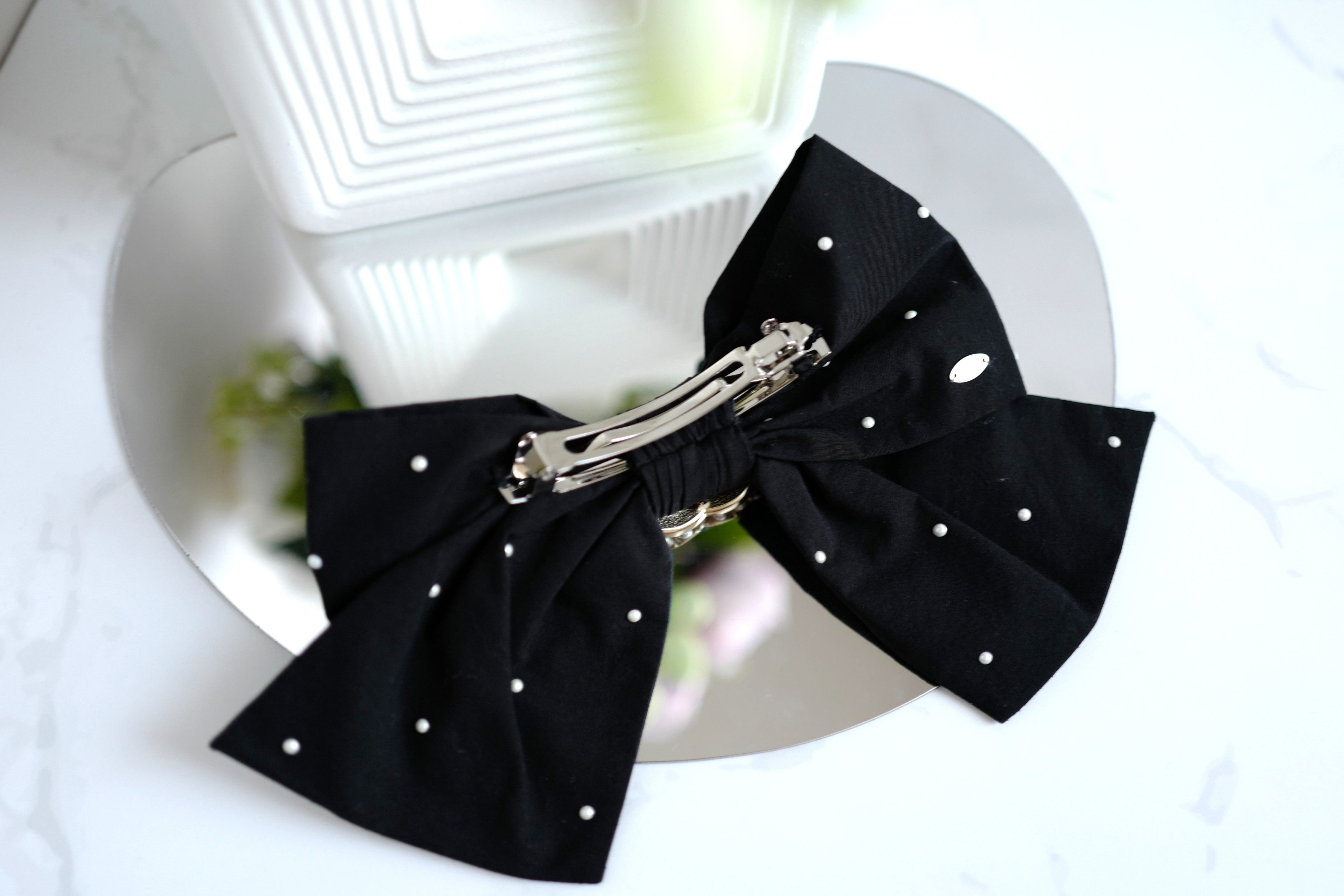 NEW Chanel Cruise 2025 Bow Barrette in Black & White CC With Pearls Large Size
