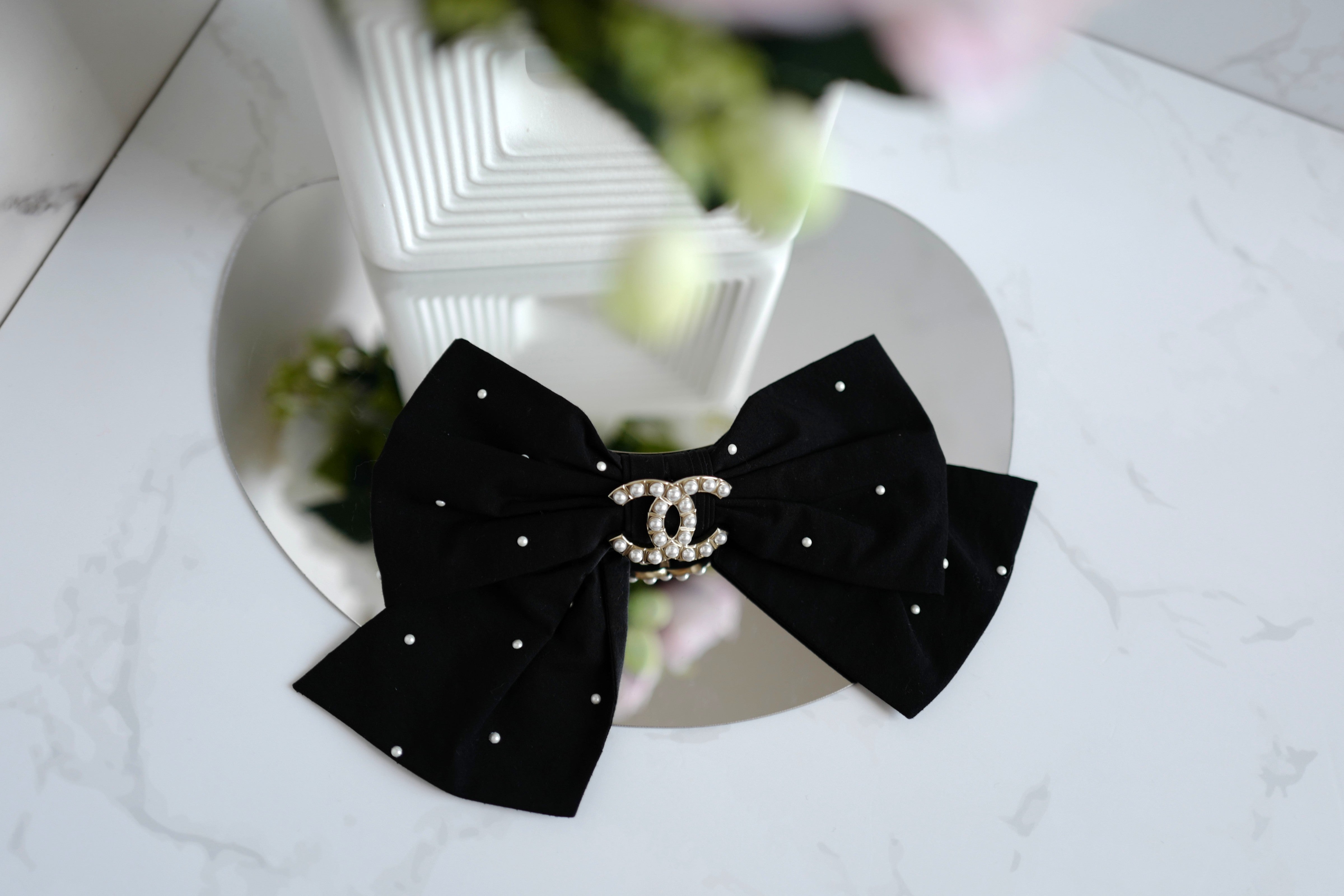 NEW Chanel Cruise 2025 Bow Barrette in Black & White CC With Pearls Large Size