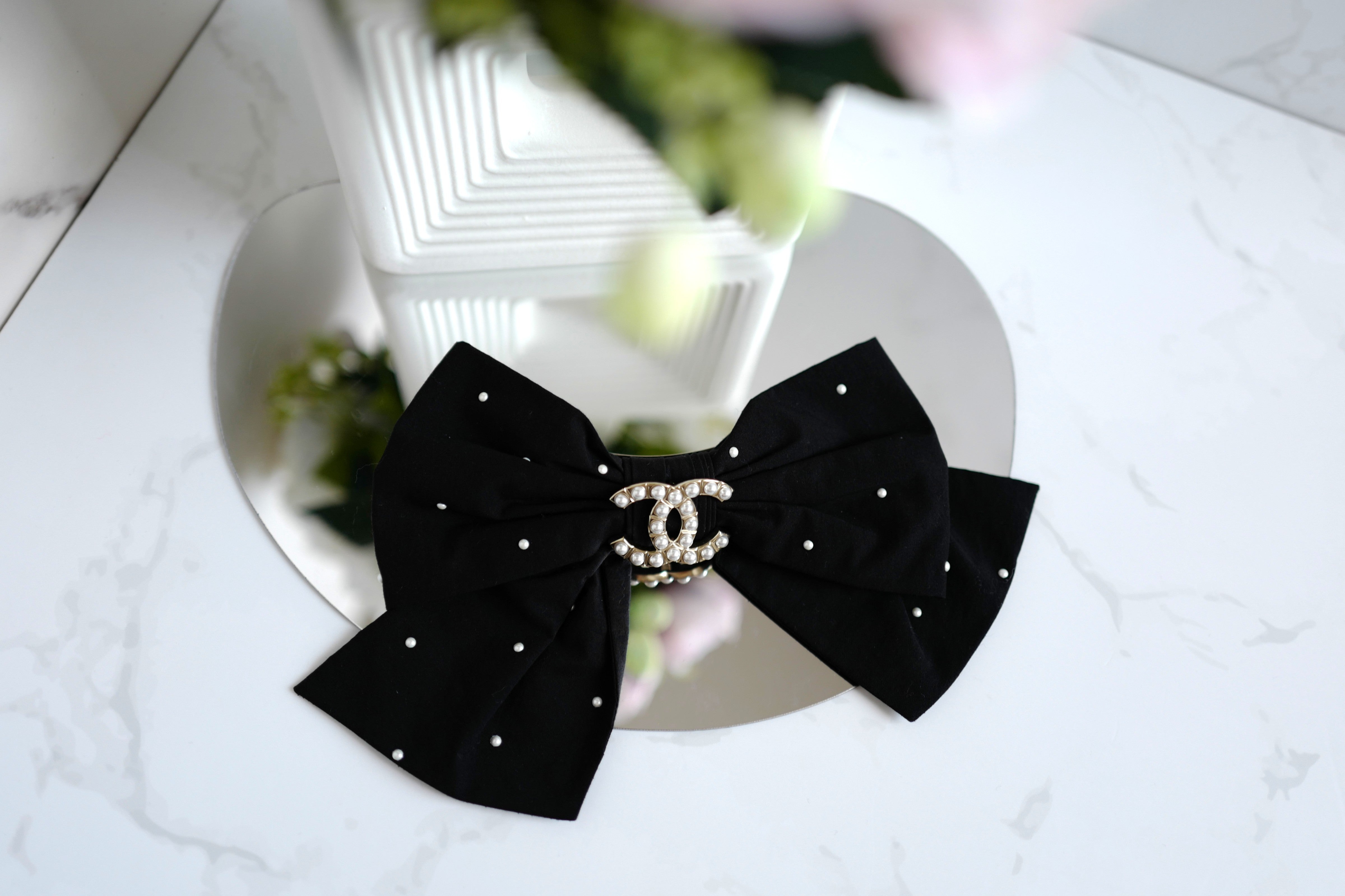 NEW Chanel Cruise 2025 Bow Barrette in Black & White CC With Pearls Large Size