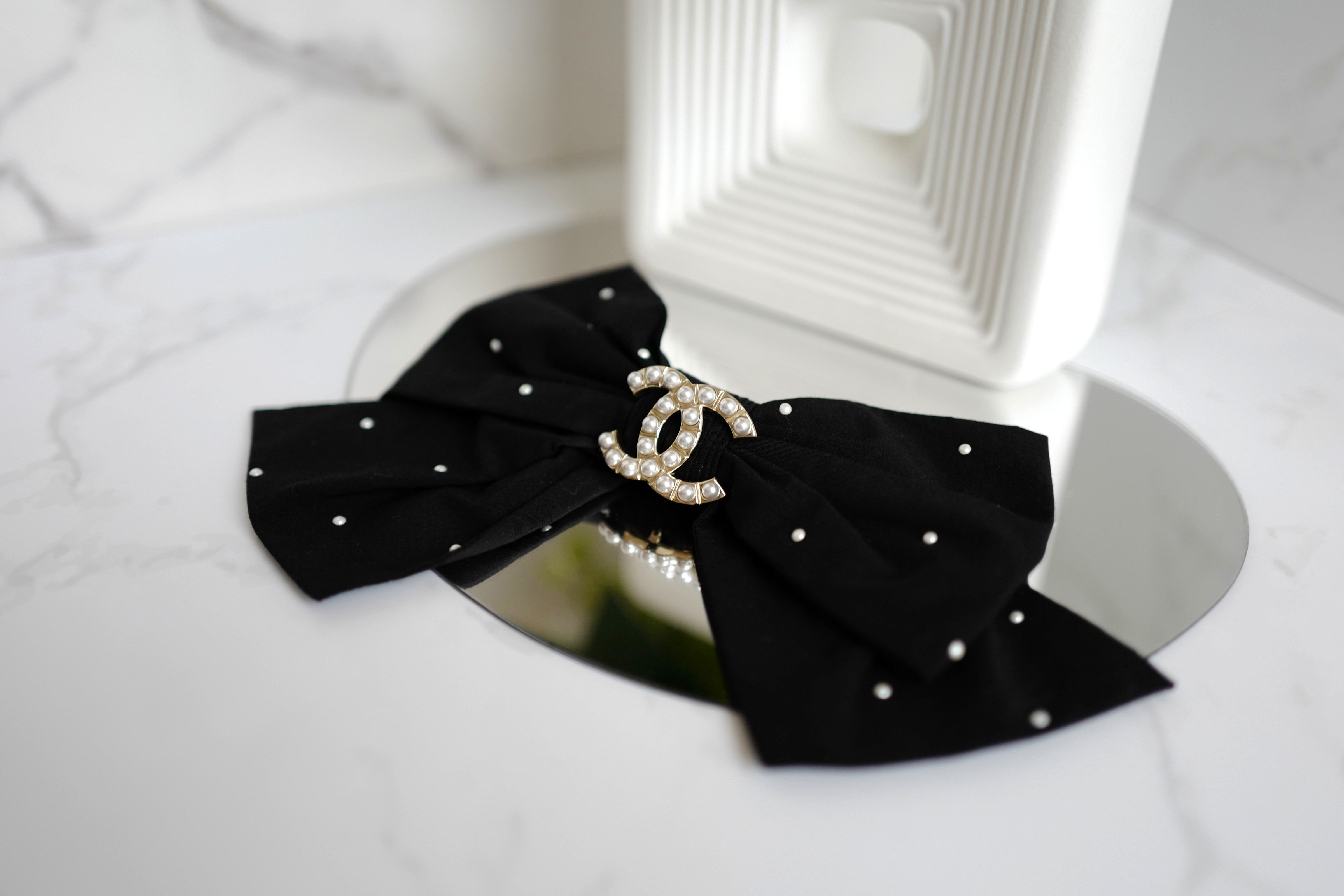 NEW Chanel Cruise 2025 Bow Barrette in Black & White CC With Pearls Large Size