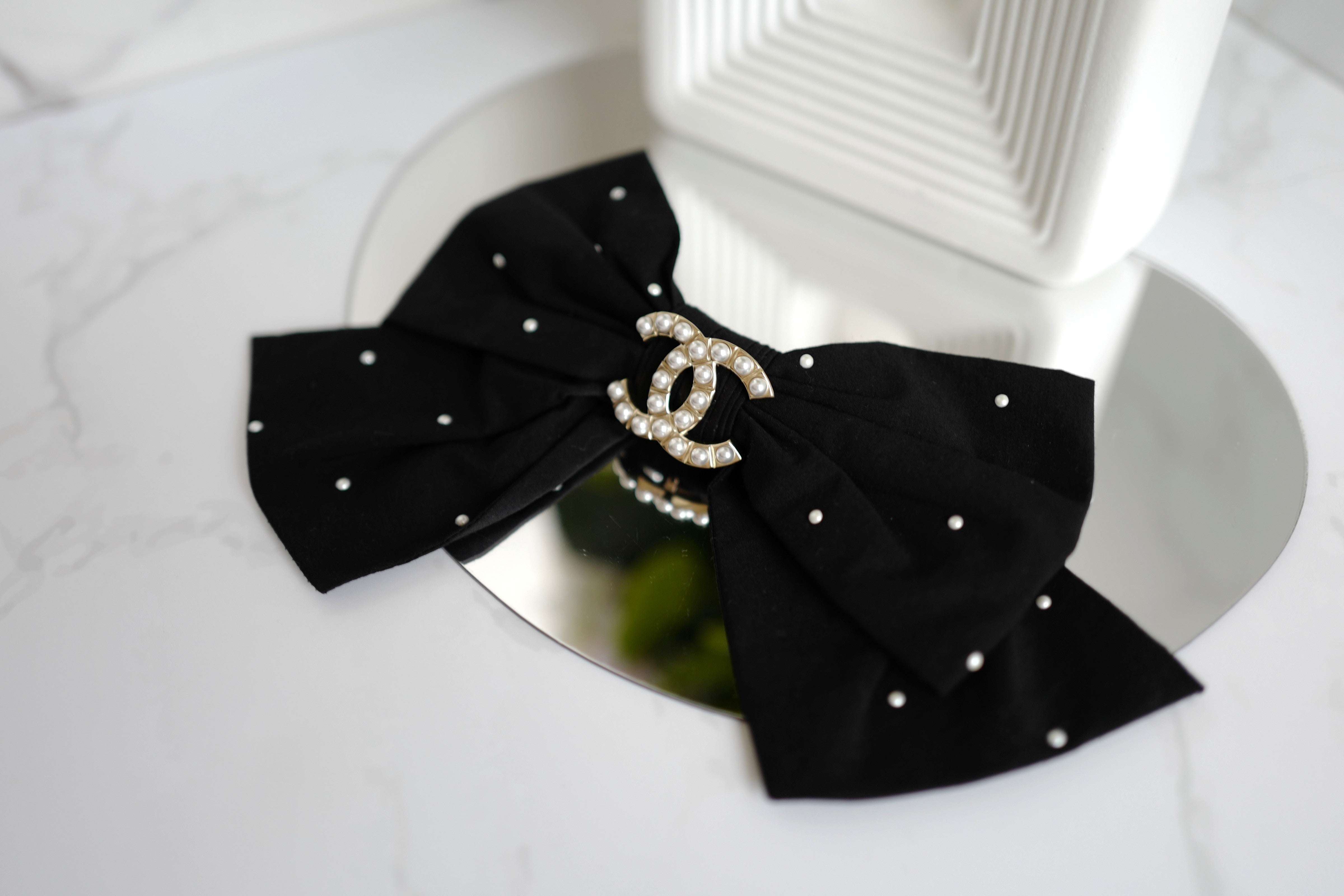 NEW Chanel Cruise 2025 Bow Barrette in Black & White CC With Pearls Large Size