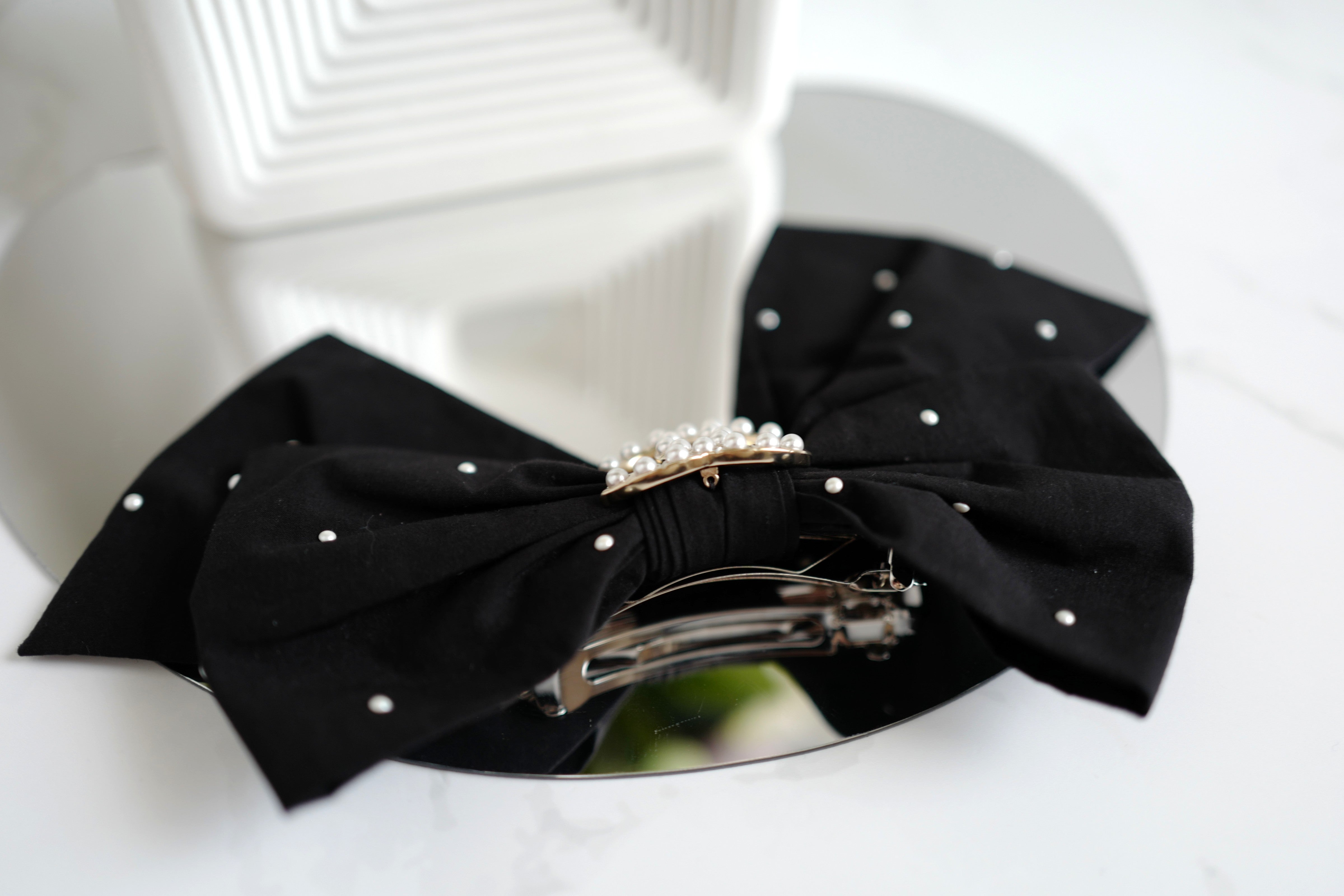 NEW Chanel Cruise 2025 Bow Barrette in Black & White CC With Pearls Large Size