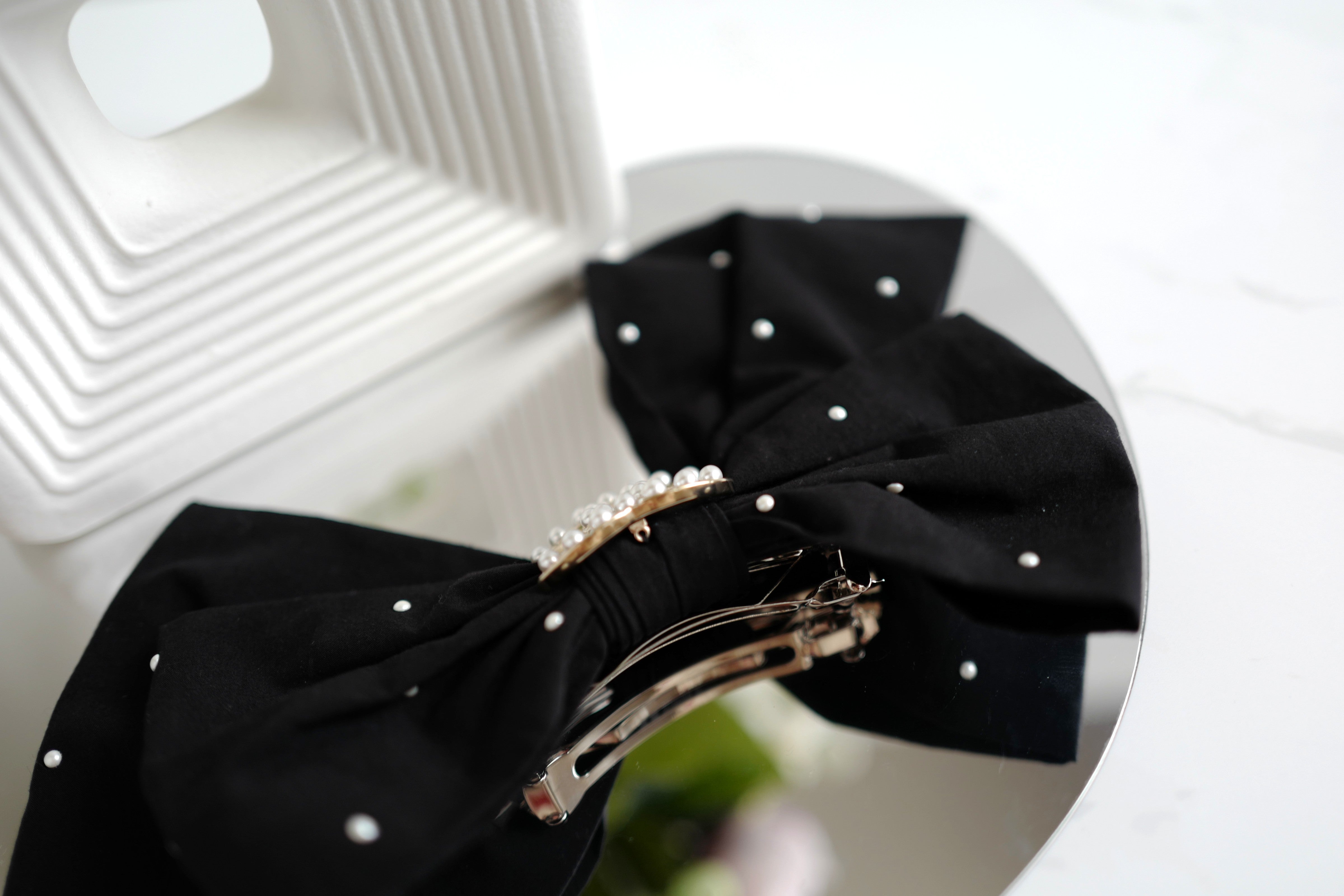 NEW Chanel Cruise 2025 Bow Barrette in Black & White CC With Pearls Large Size