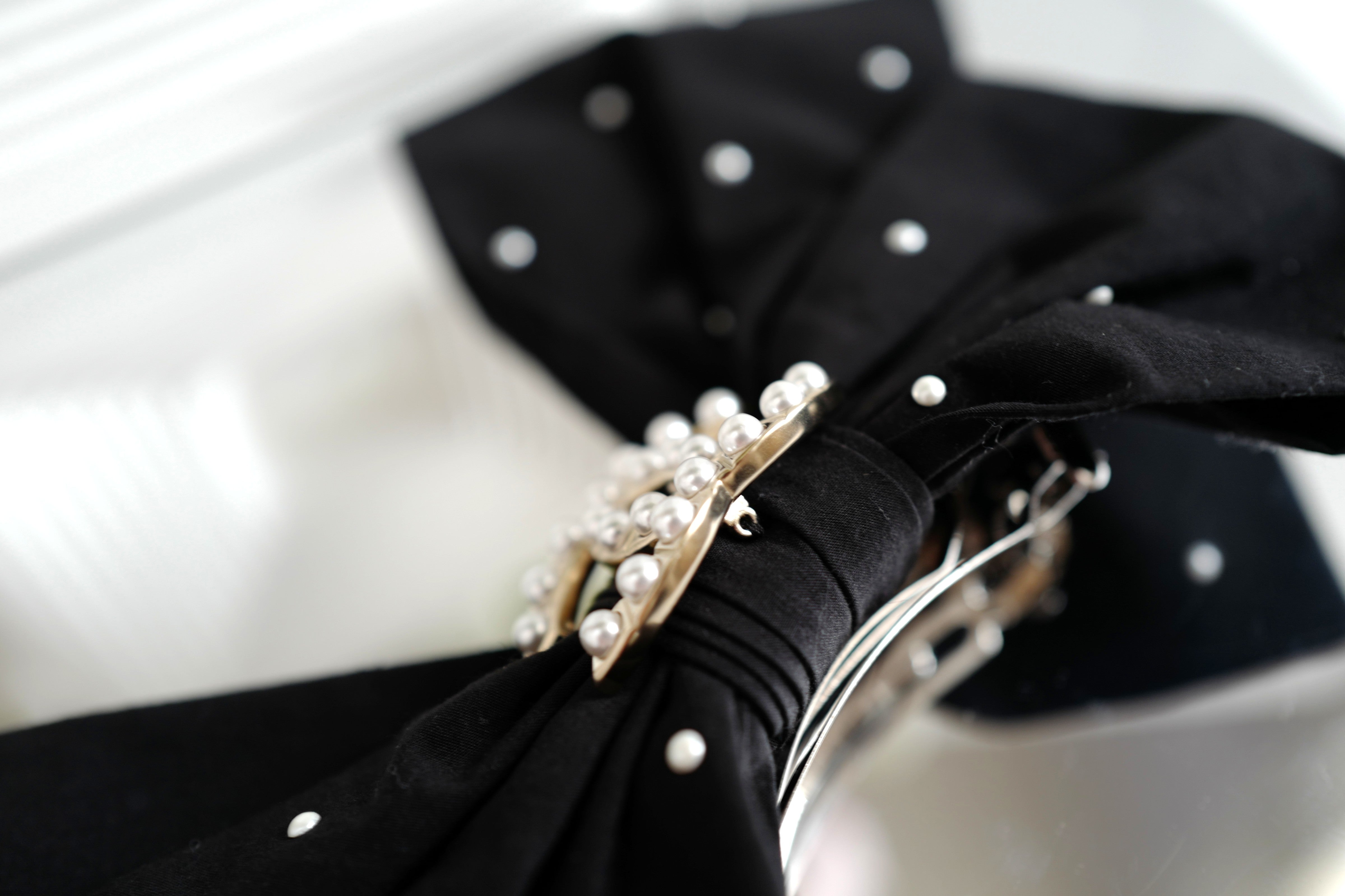 NEW Chanel Cruise 2025 Bow Barrette in Black & White CC With Pearls Large Size