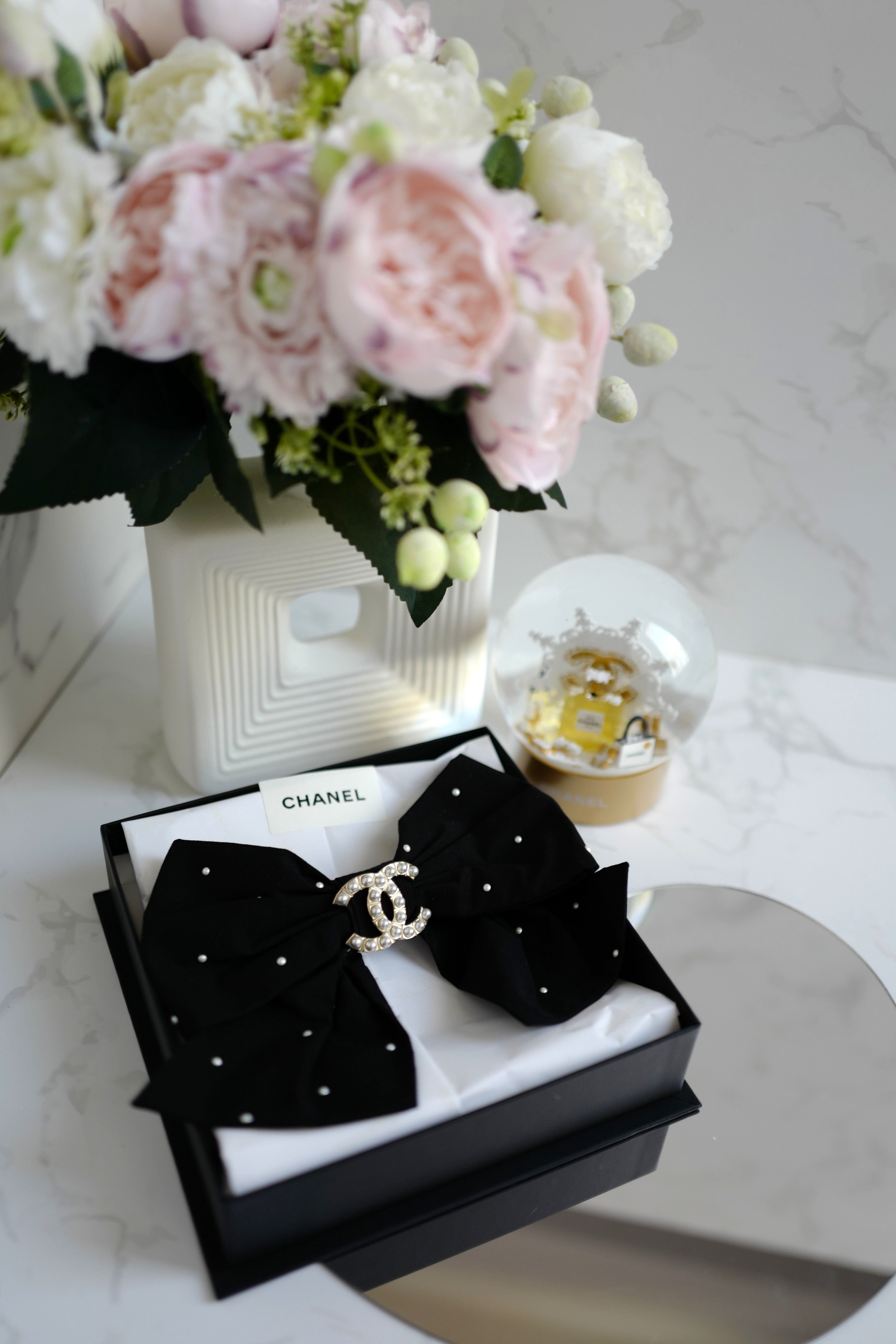NEW Chanel Cruise 2025 Bow Barrette in Black & White CC With Pearls Large Size