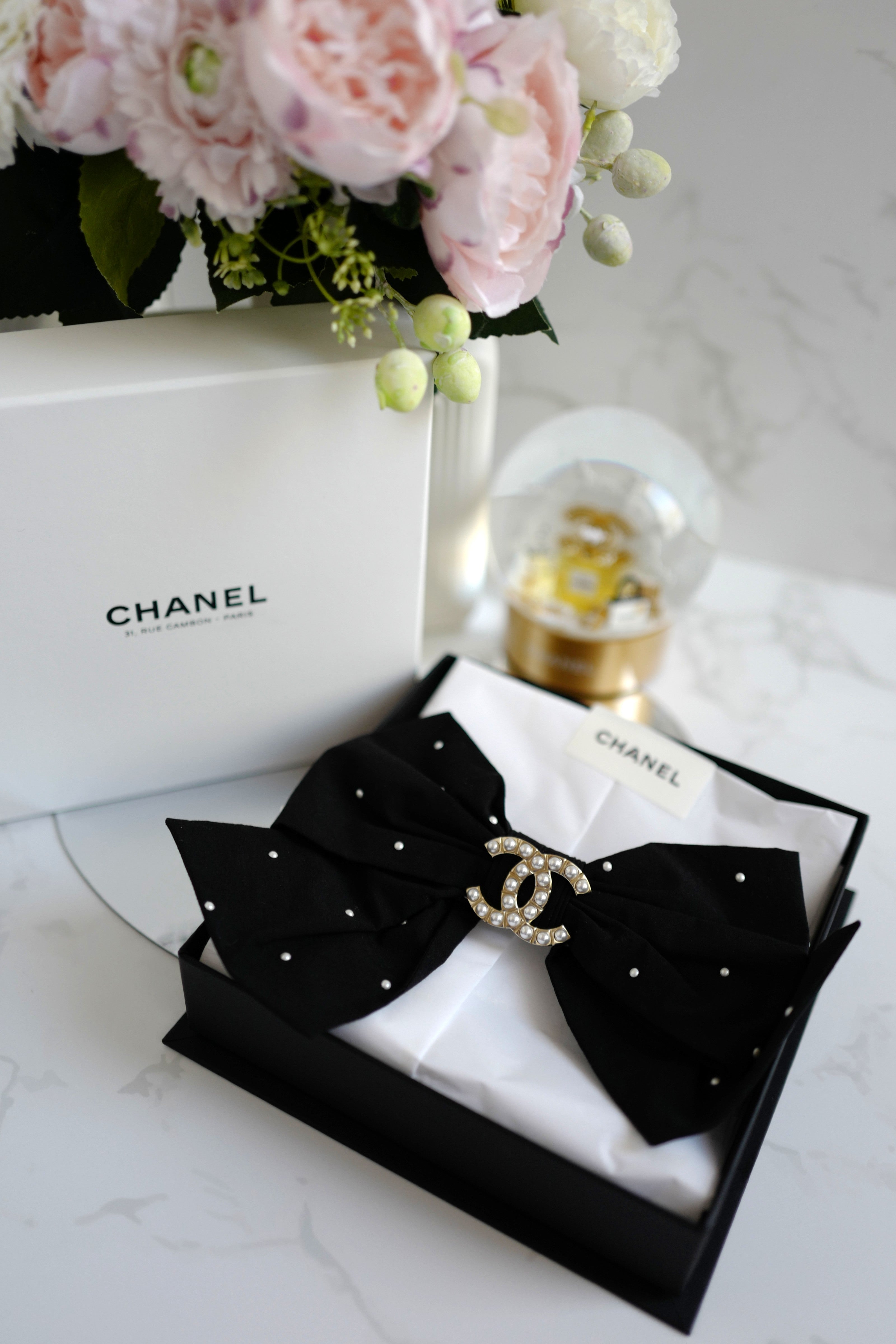 NEW Chanel Cruise 2025 Bow Barrette in Black & White CC With Pearls Large Size
