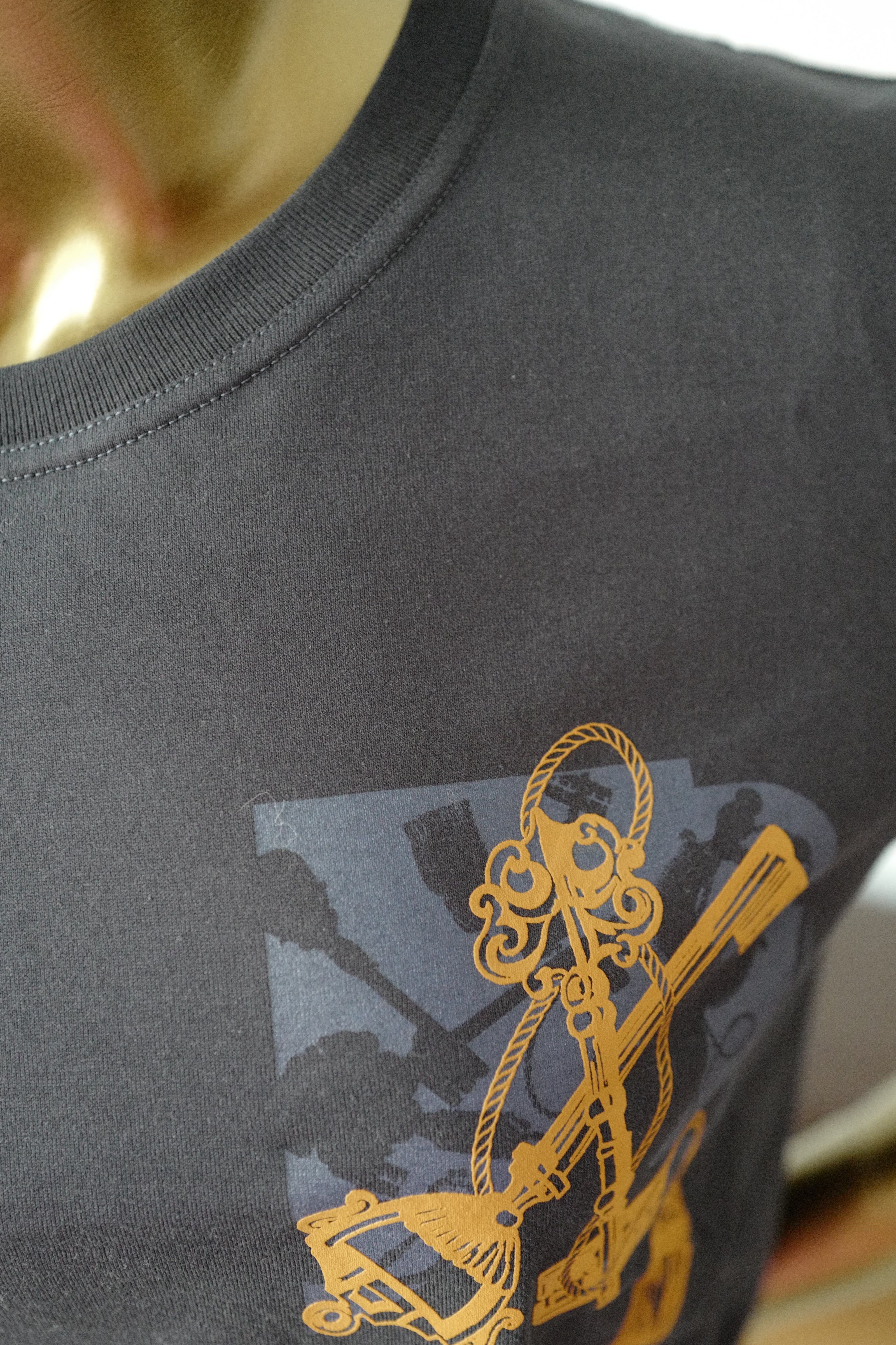 NEW Hermes T-Shirt Cartouche Bleu Noir Size 34