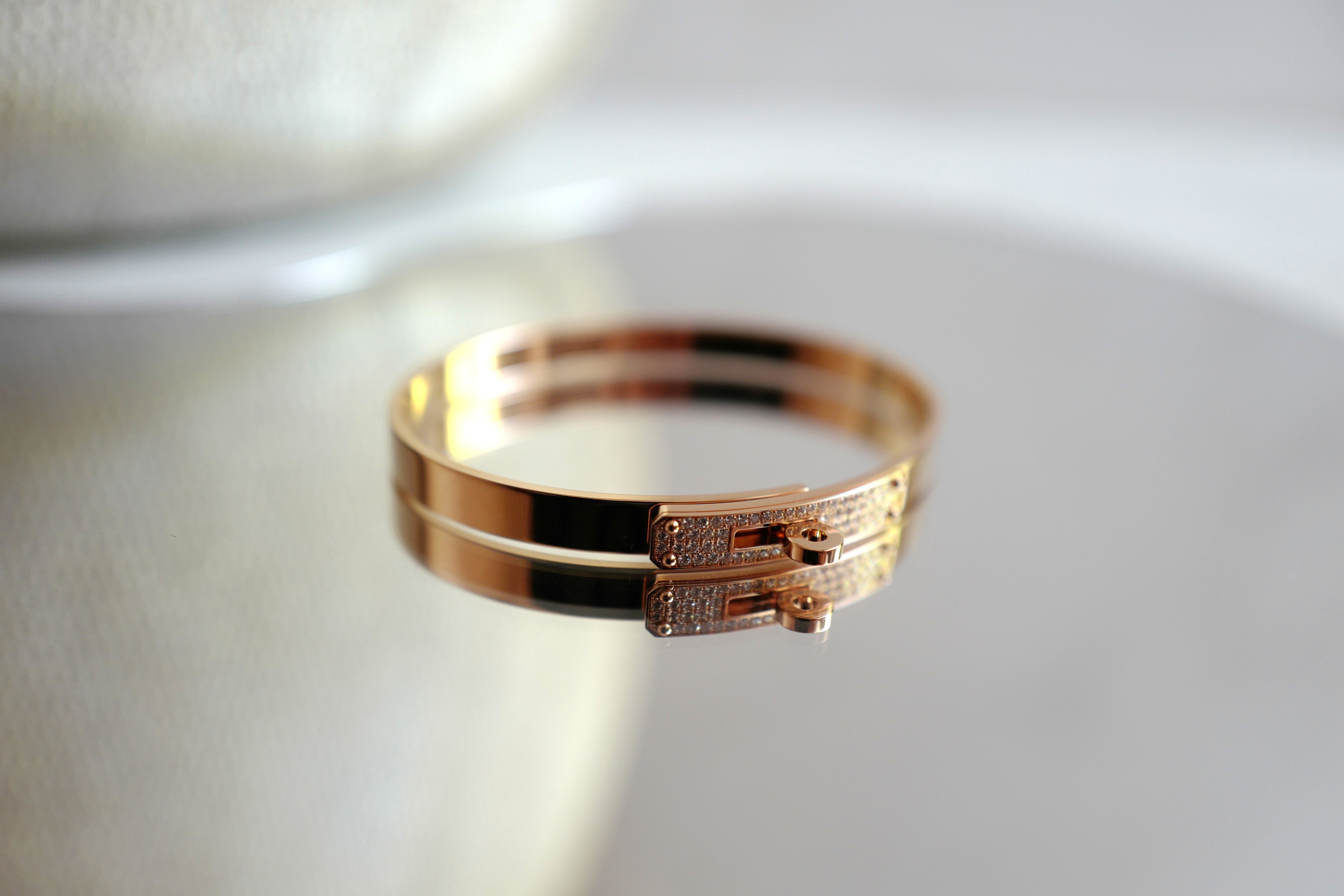 Brand New Hermès Kelly Bracelet With Diamonds in Rose Gold 18K, Small Model SH