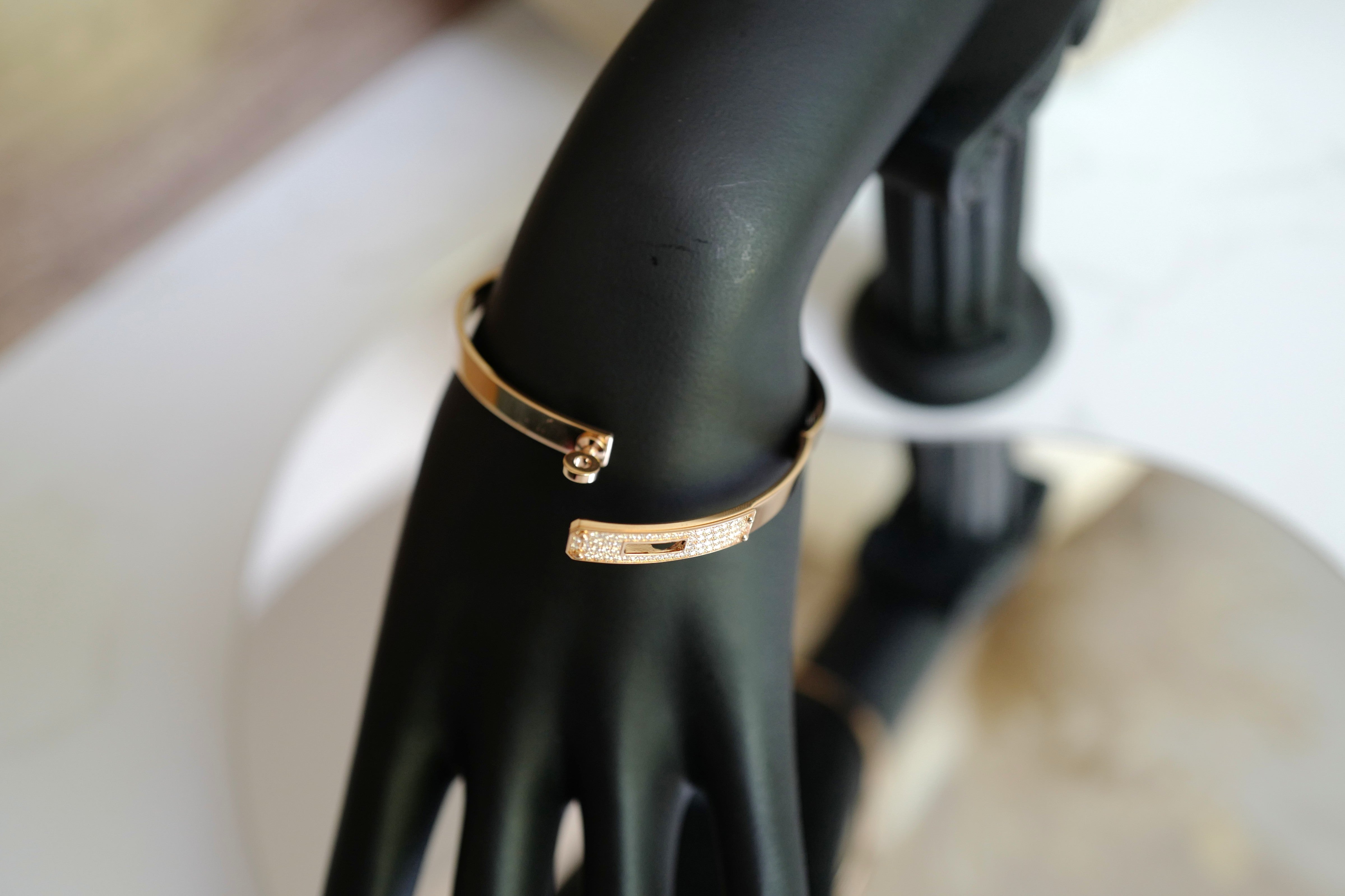 Brand New Hermès Kelly Bracelet With Diamonds in Rose Gold 18K, Small Model SH