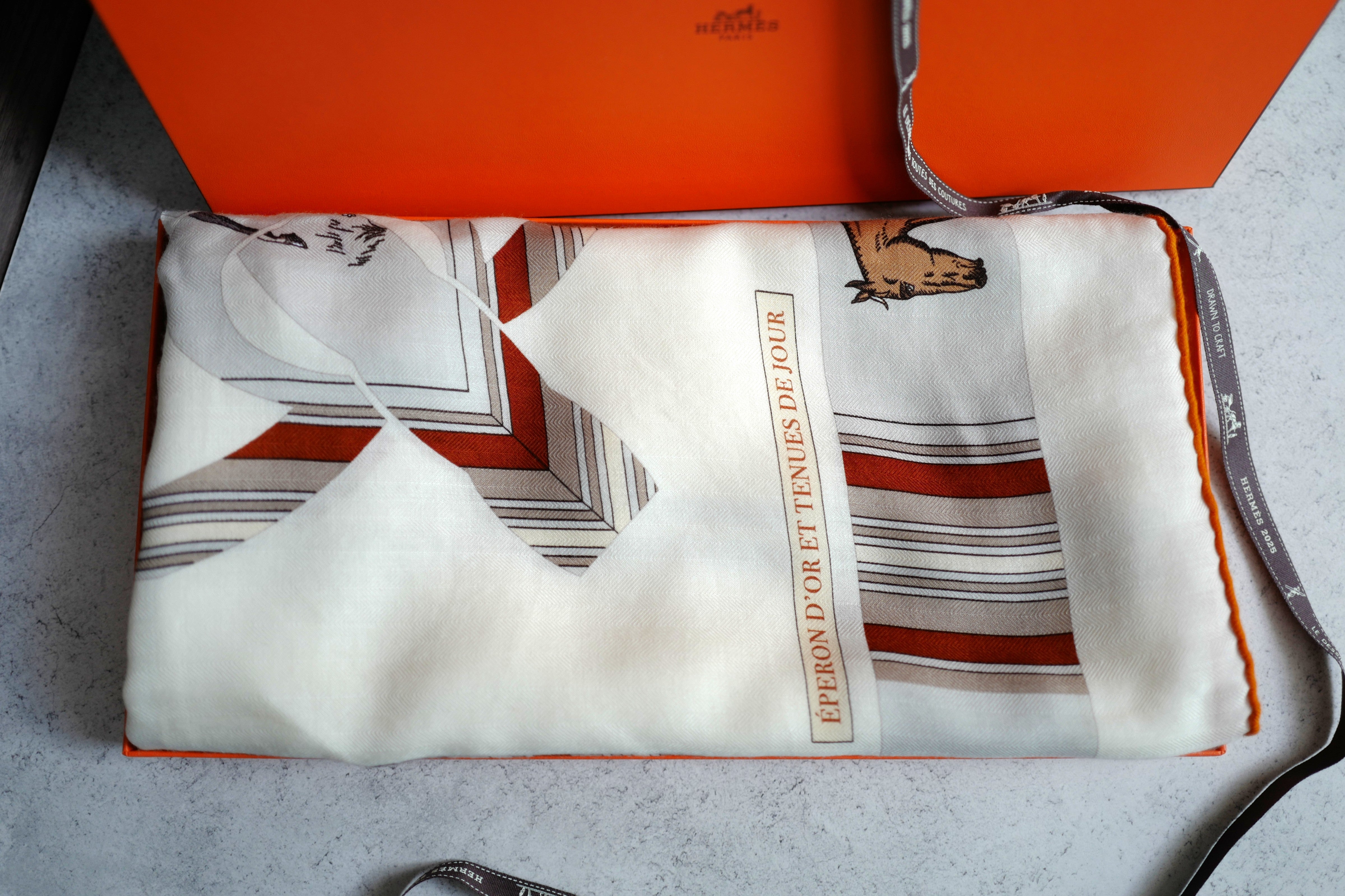 NEW Hermès Eperon d'Or et Tenues de Jour Shawl 140 in Blanc / Caramel / Orange