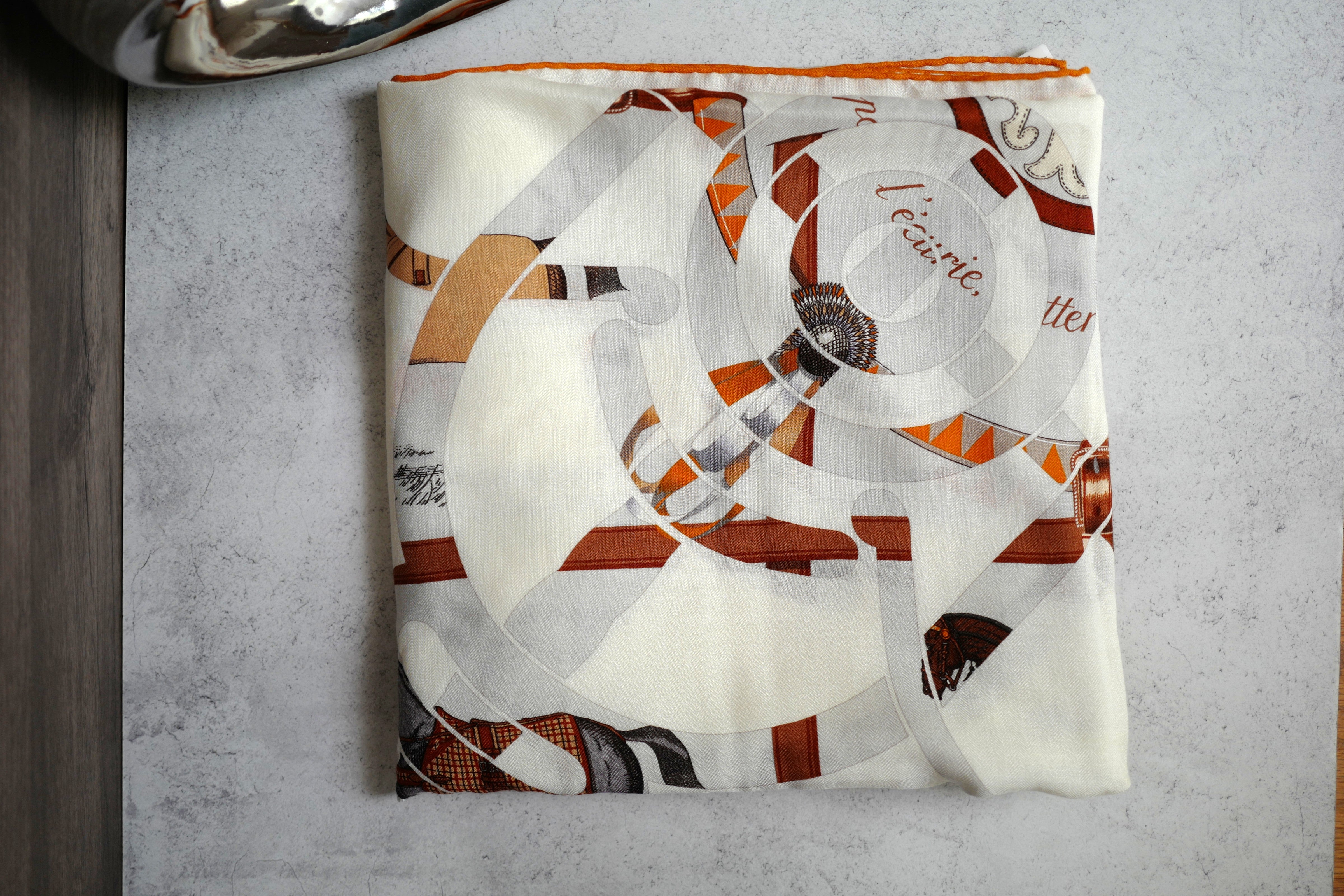 NEW Hermès Eperon d'Or et Tenues de Jour Shawl 140 in Blanc / Caramel / Orange