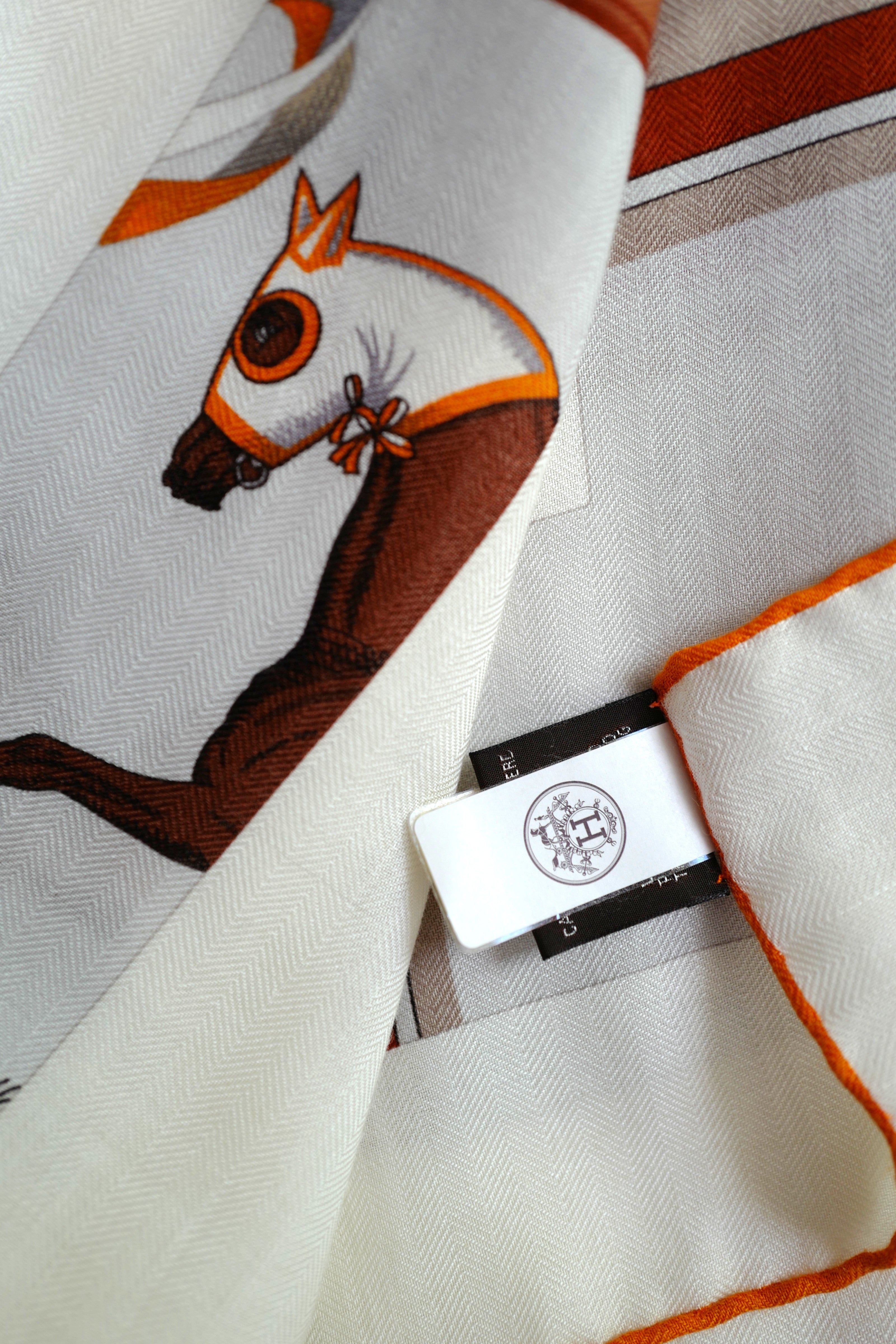 NEW Hermès Eperon d'Or et Tenues de Jour Shawl 140 in Blanc / Caramel / Orange