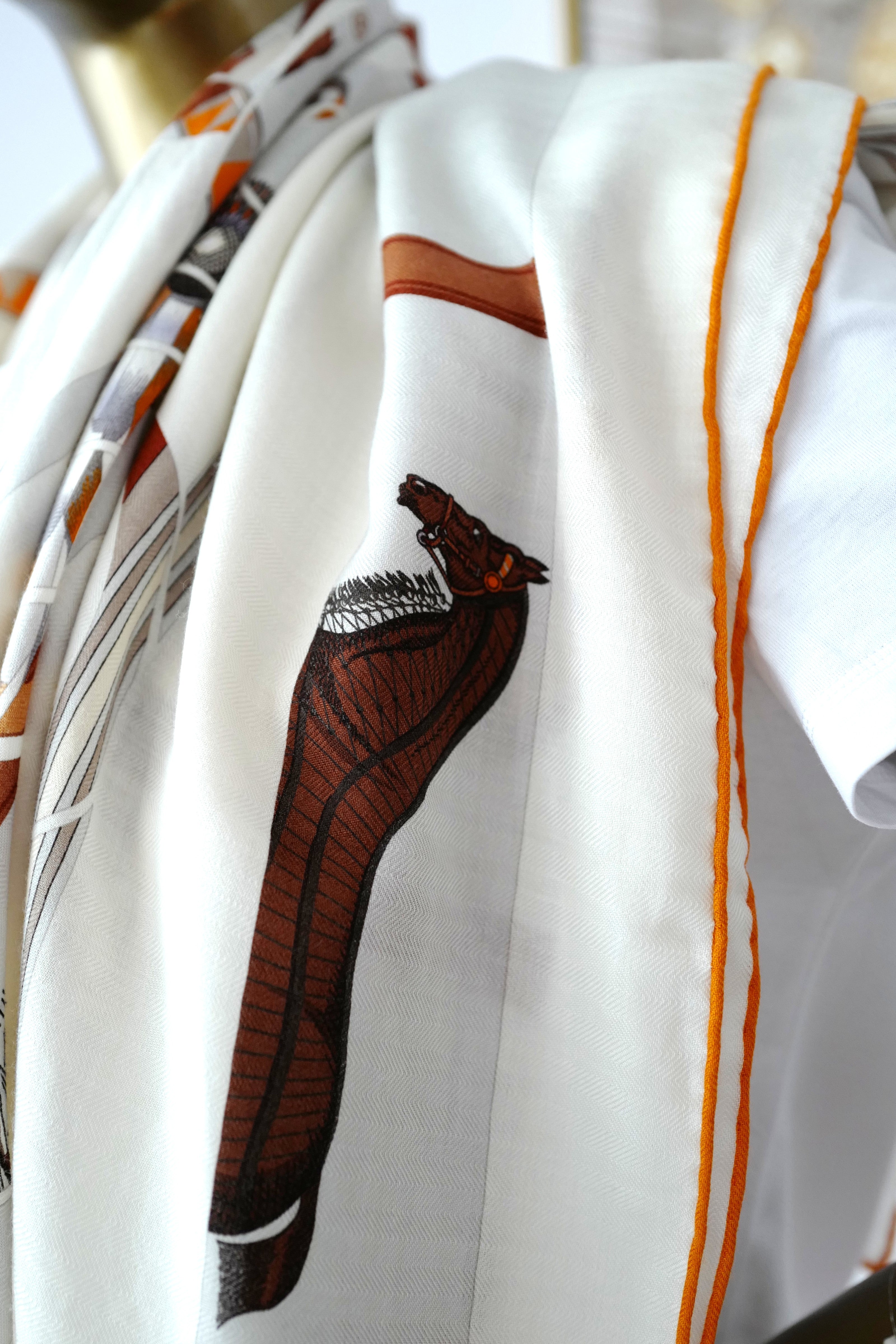 NEW Hermès Eperon d'Or et Tenues de Jour Shawl 140 in Blanc / Caramel / Orange
