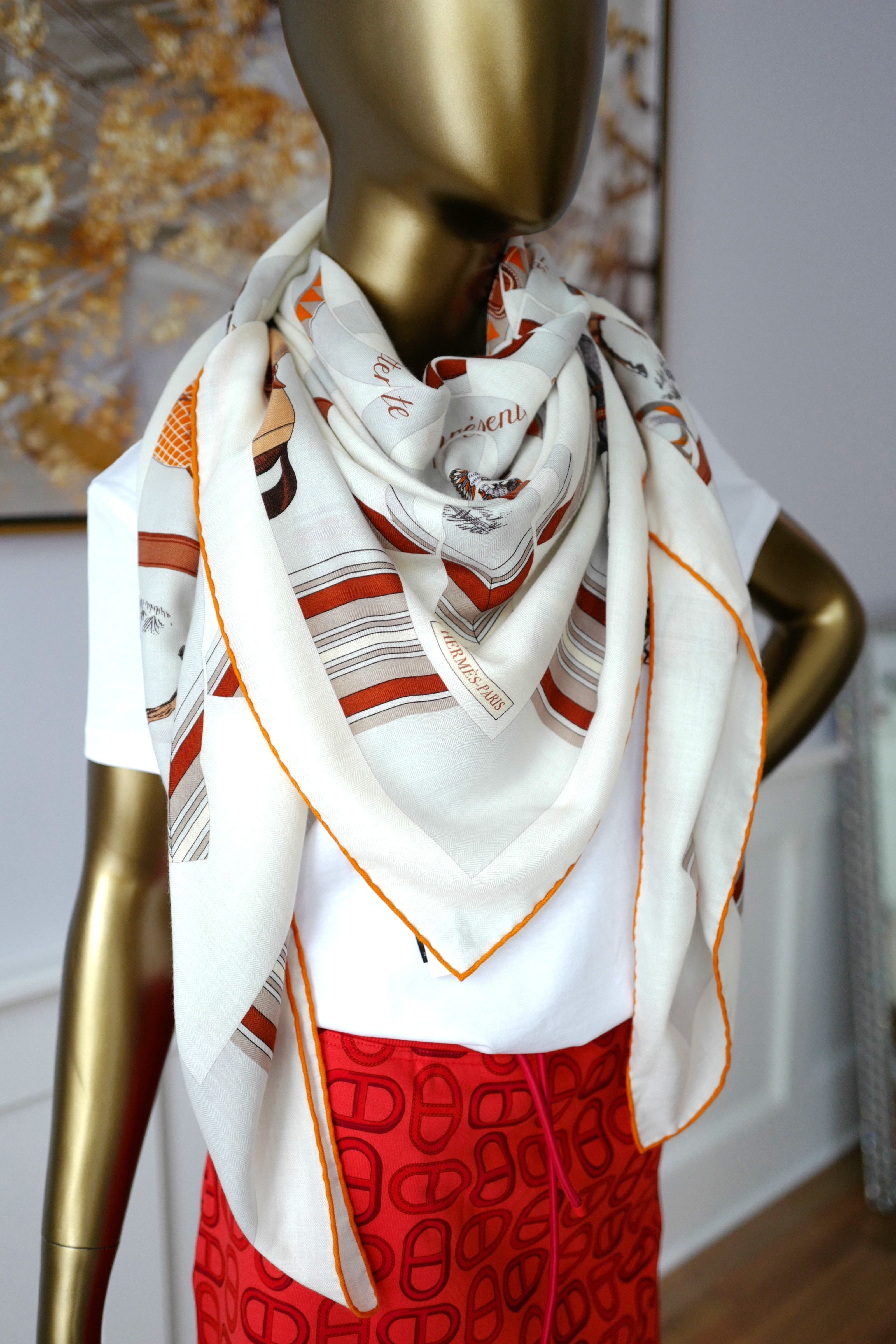 NEW Hermès Eperon d'Or et Tenues de Jour Shawl 140 in Blanc / Caramel / Orange