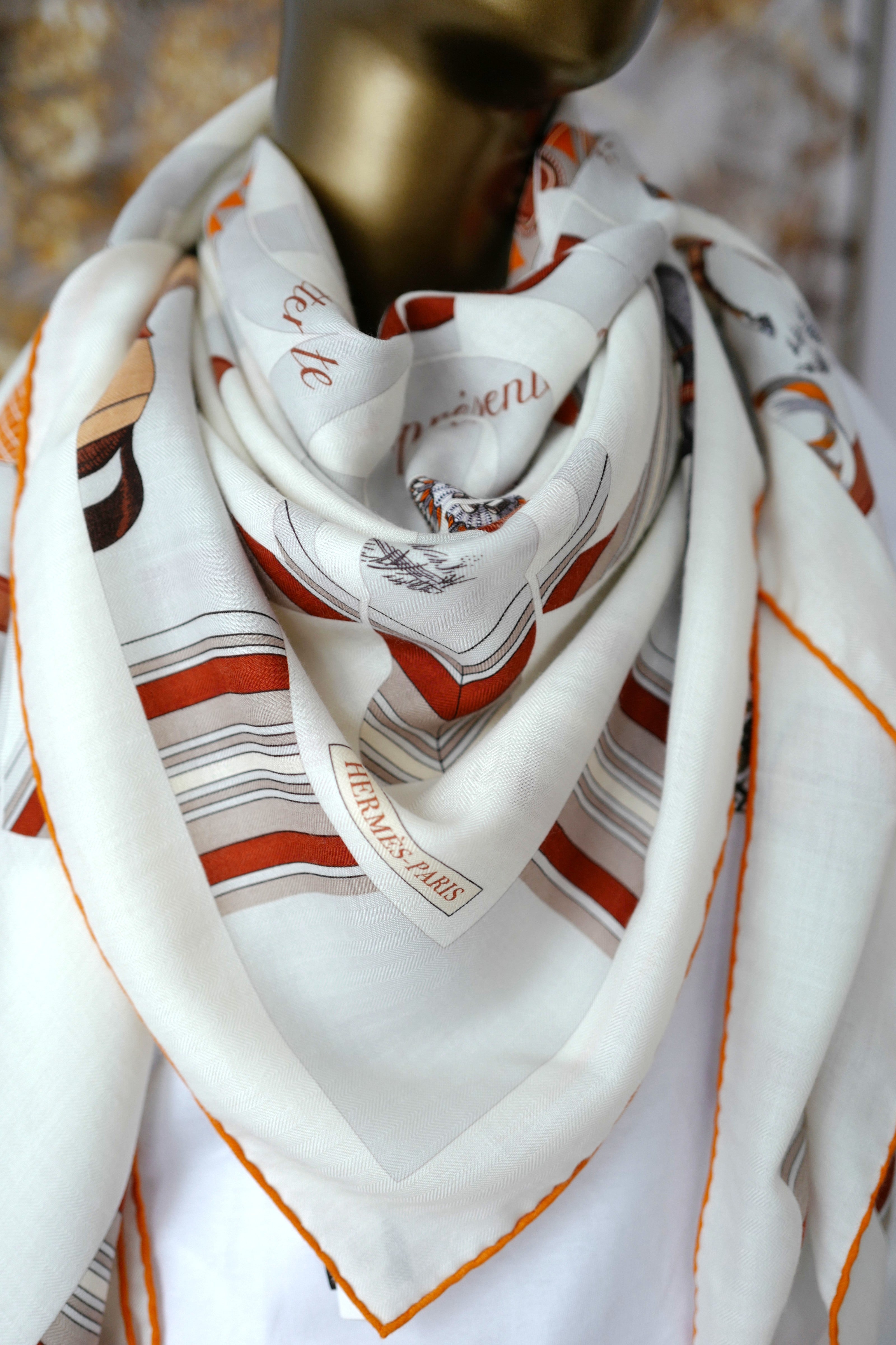 NEW Hermès Eperon d'Or et Tenues de Jour Shawl 140 in Blanc / Caramel / Orange