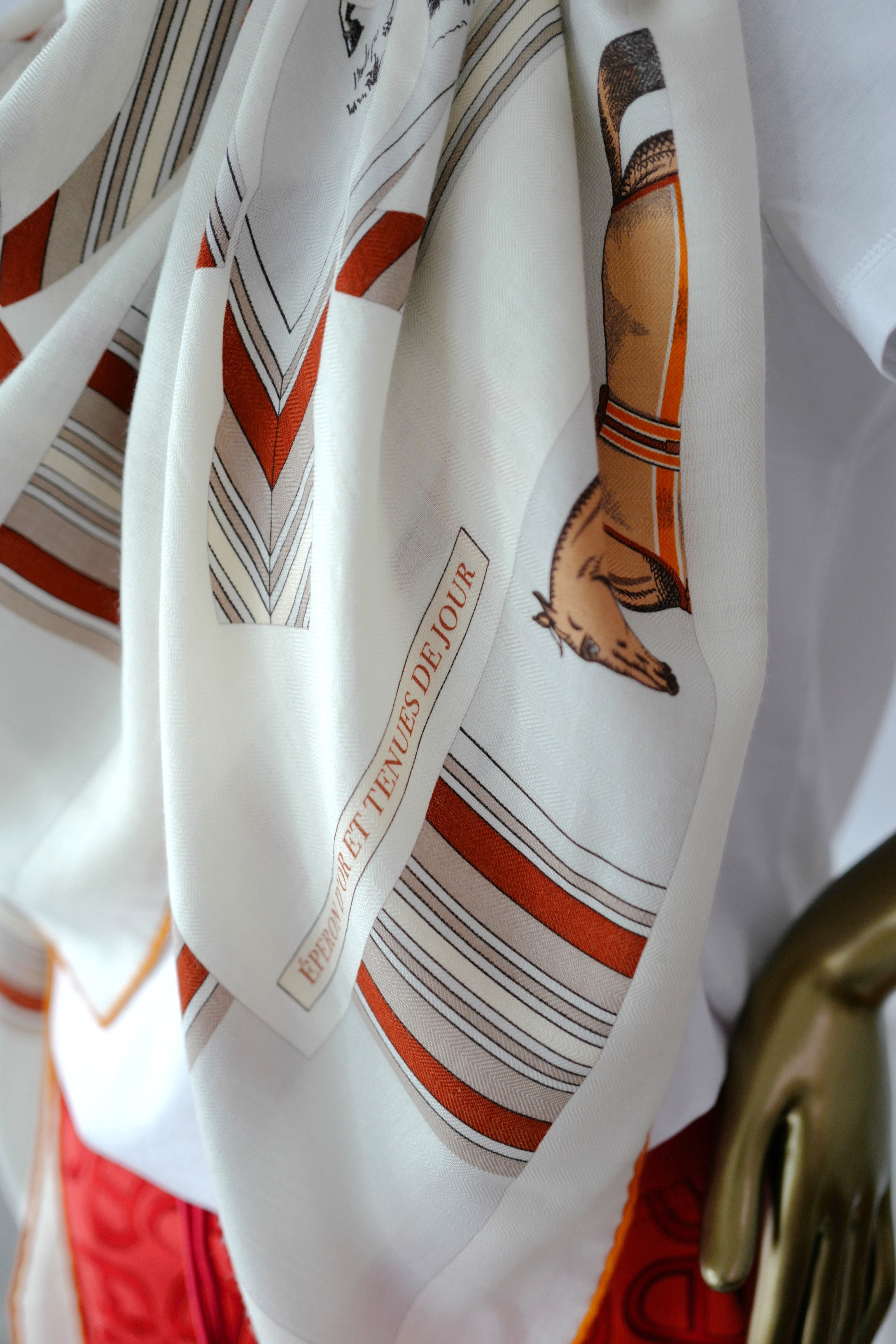 NEW Hermès Eperon d'Or et Tenues de Jour Shawl 140 in Blanc / Caramel / Orange