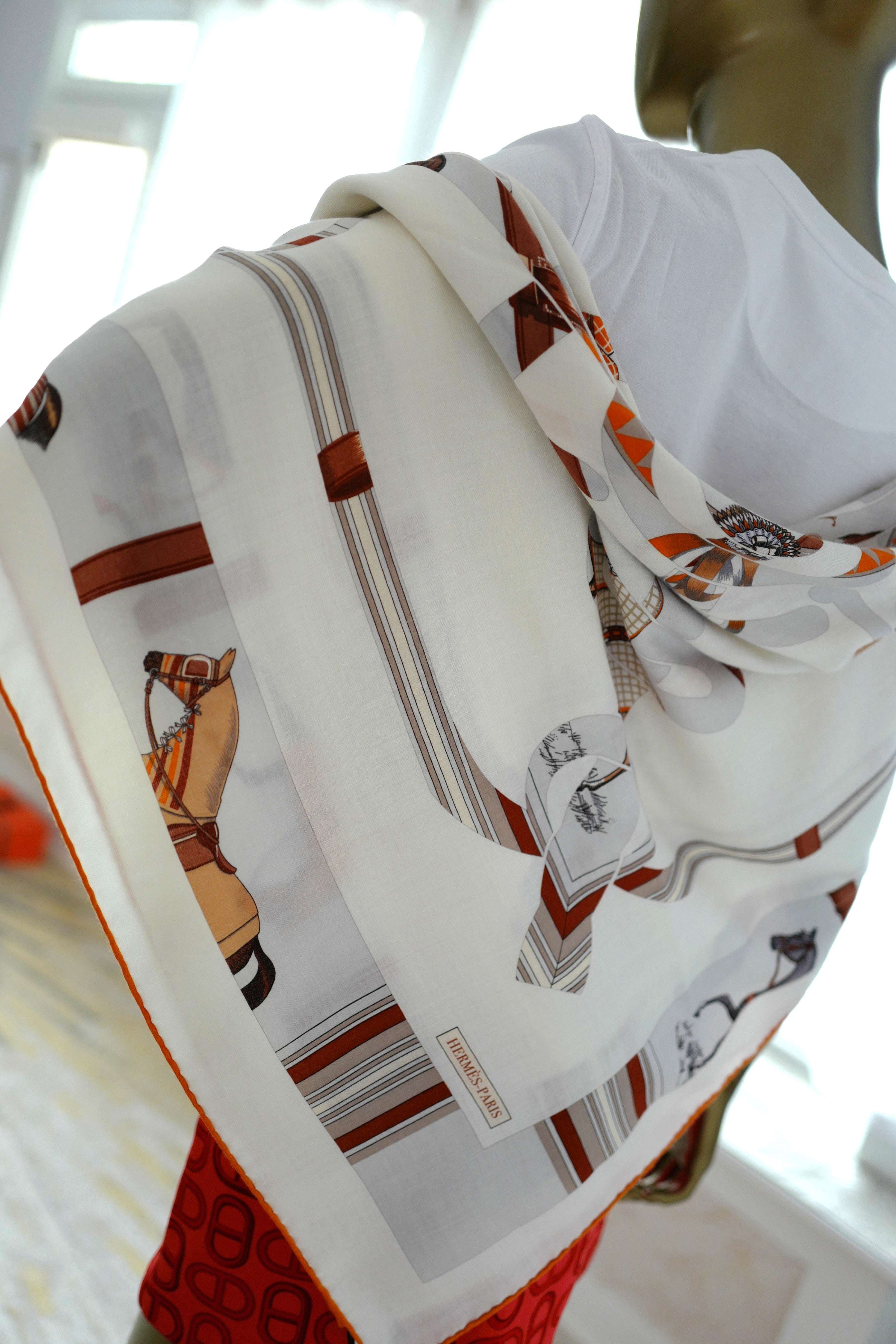NEW Hermès Eperon d'Or et Tenues de Jour Shawl 140 in Blanc / Caramel / Orange