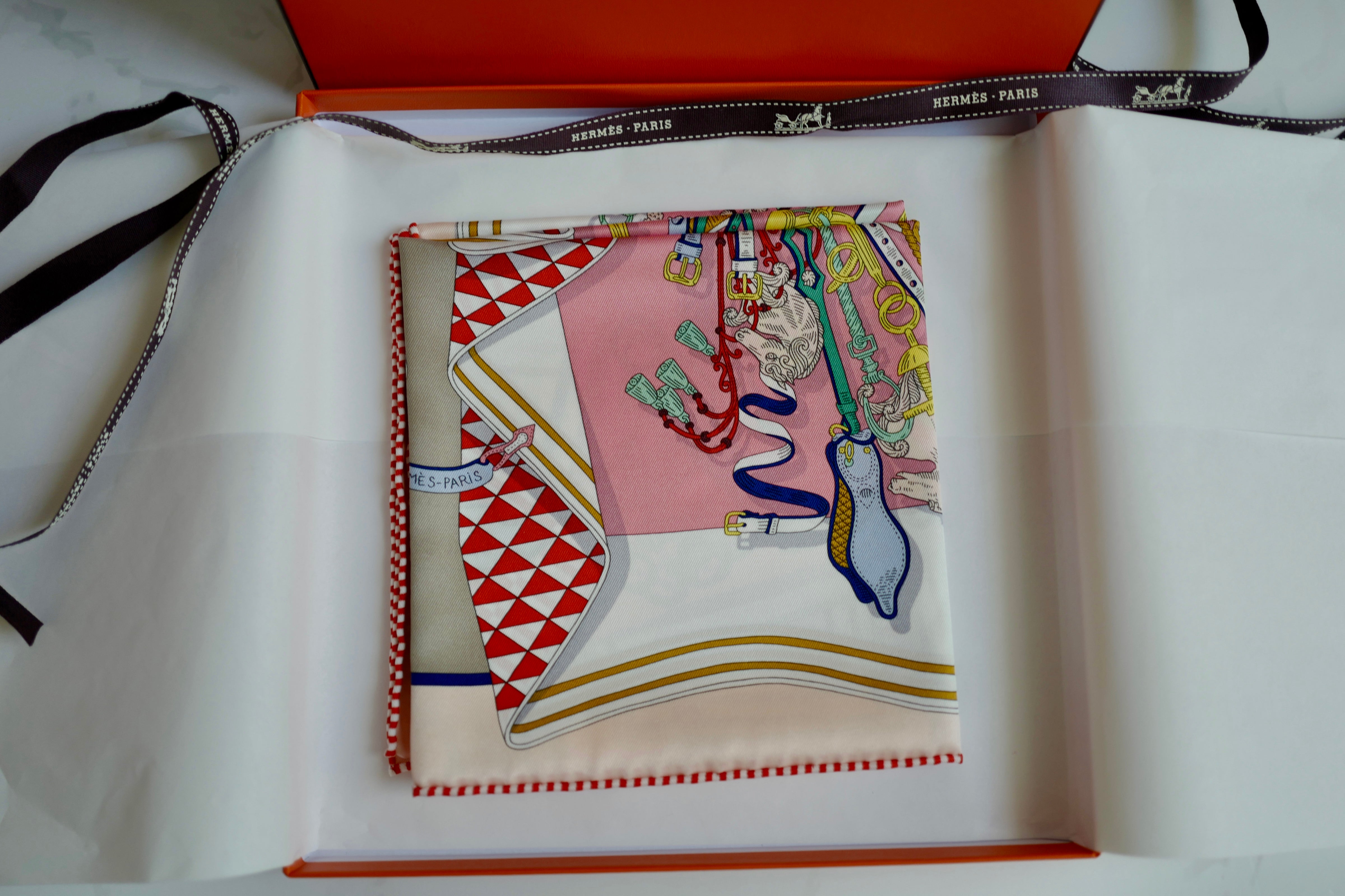 BNIB HERMÈS Bouquets Sellier scarf 70 in Rose/Blanc /Multicolore