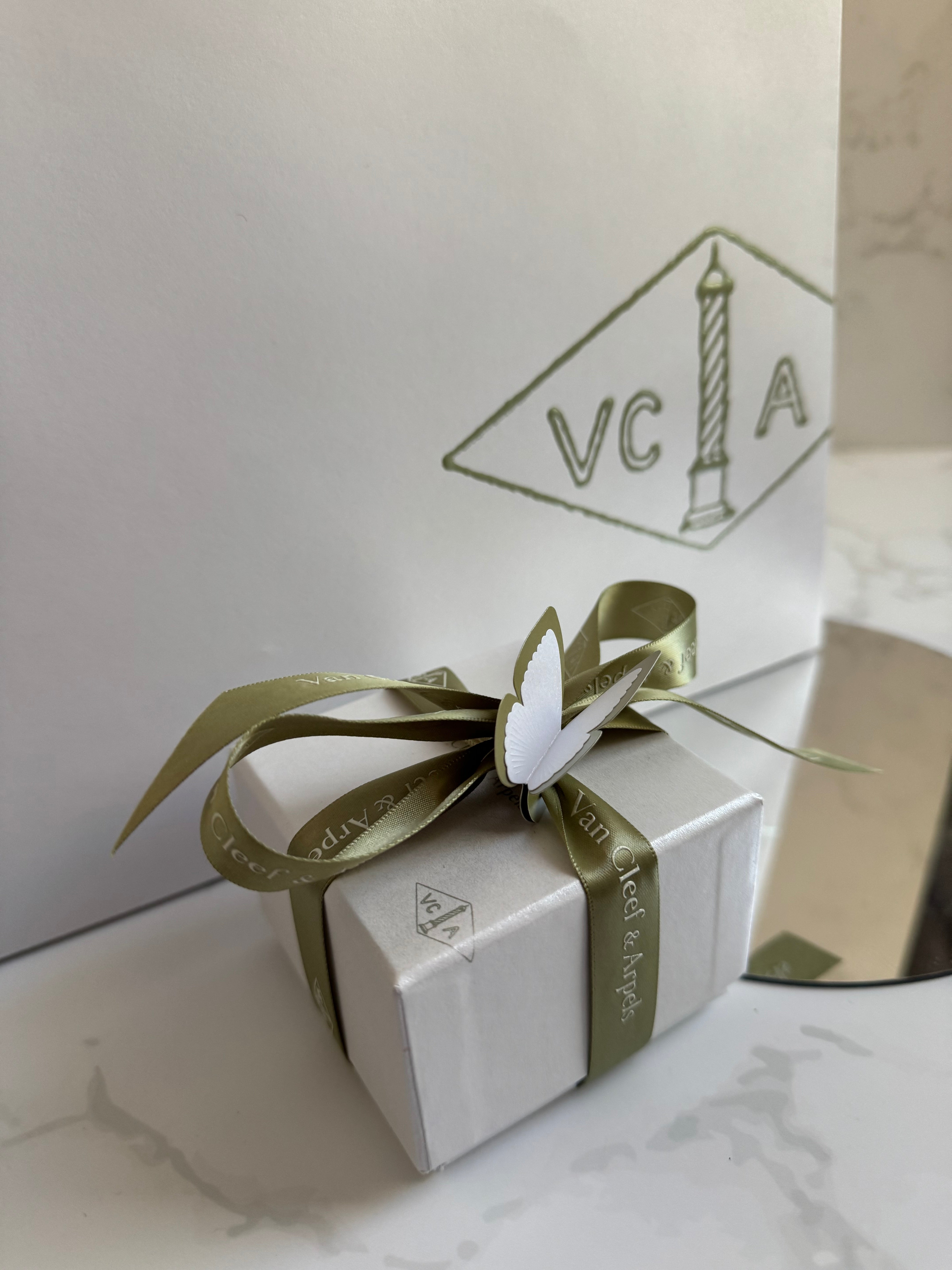 BNIB Van Cleef & Arpels Alhambra Malachite Pendant Necklace in 18K Yellow Gold