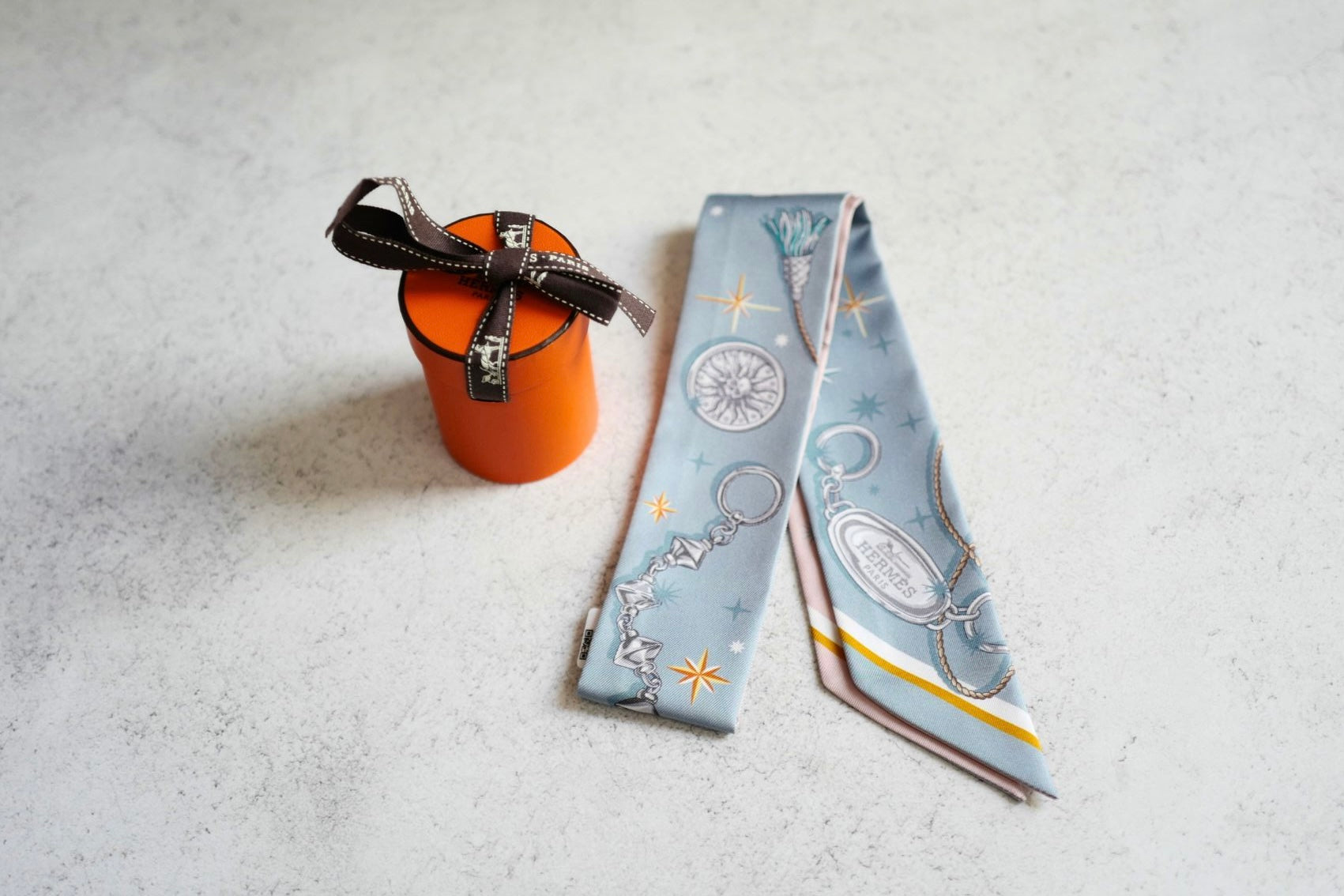 Hermès Twilly C’est La Fête Bleu Glacier / Rose Poudre / Gris 100% Silk Twill
