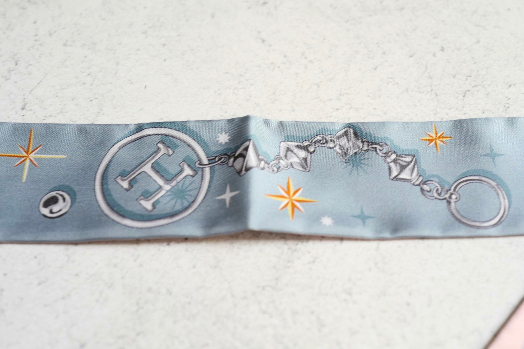 Hermès Twilly C’est La Fête Bleu Glacier / Rose Poudre / Gris 100% Silk Twill