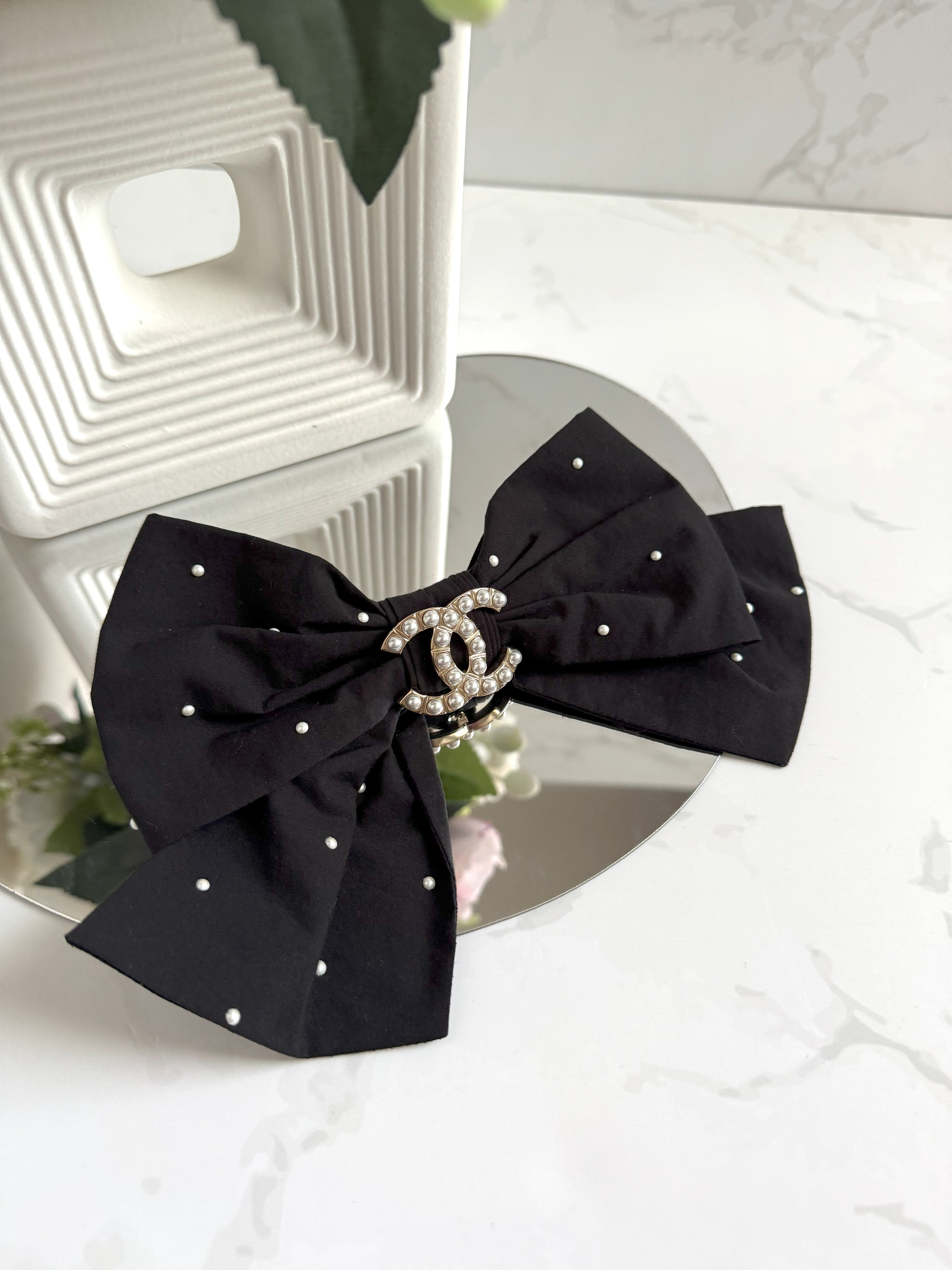 NEW Chanel Cruise 2025 Bow Barrette in Black & White CC With Pearls Large Size
