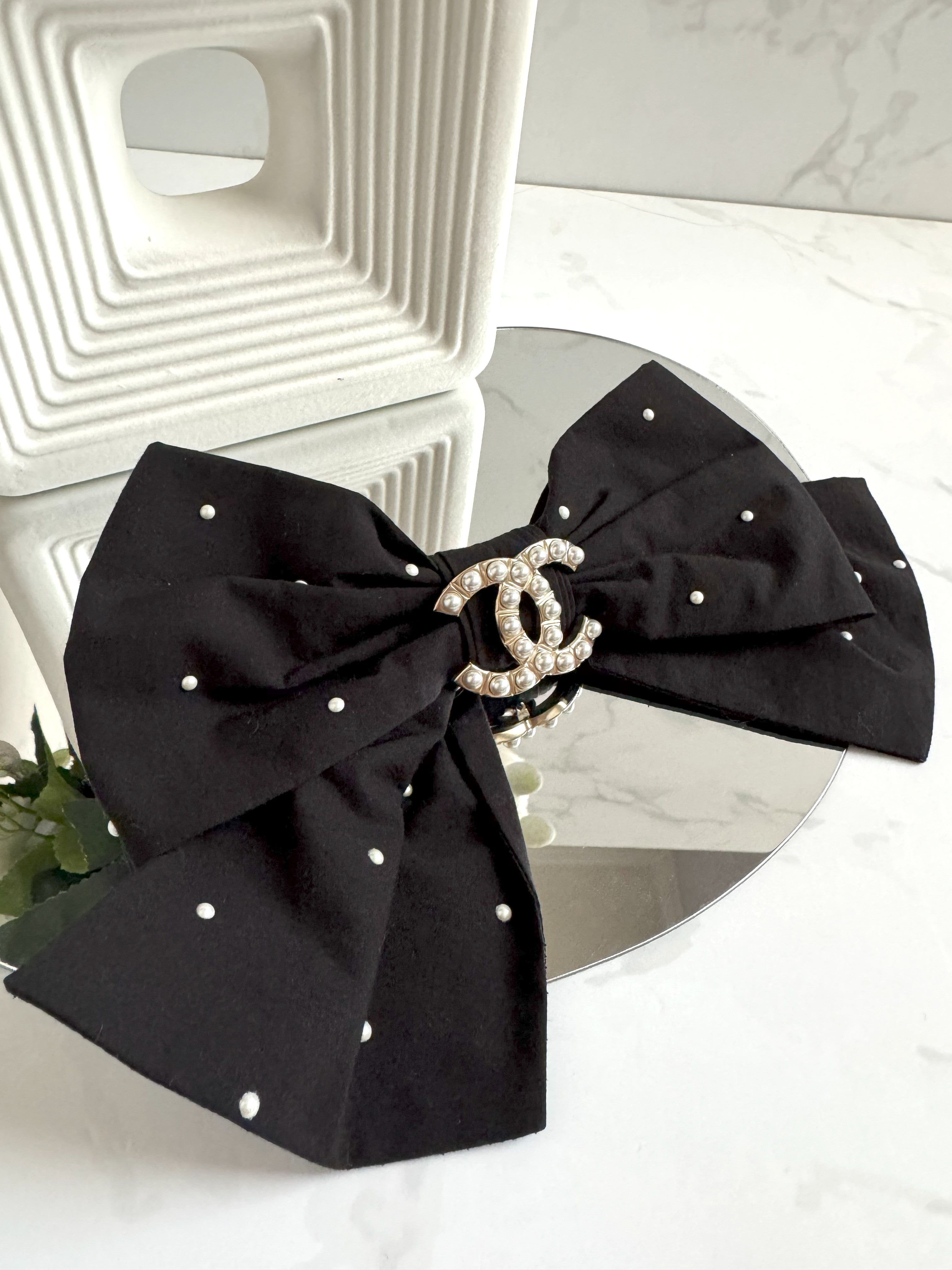 NEW Chanel Cruise 2025 Bow Barrette in Black & White CC With Pearls Large Size