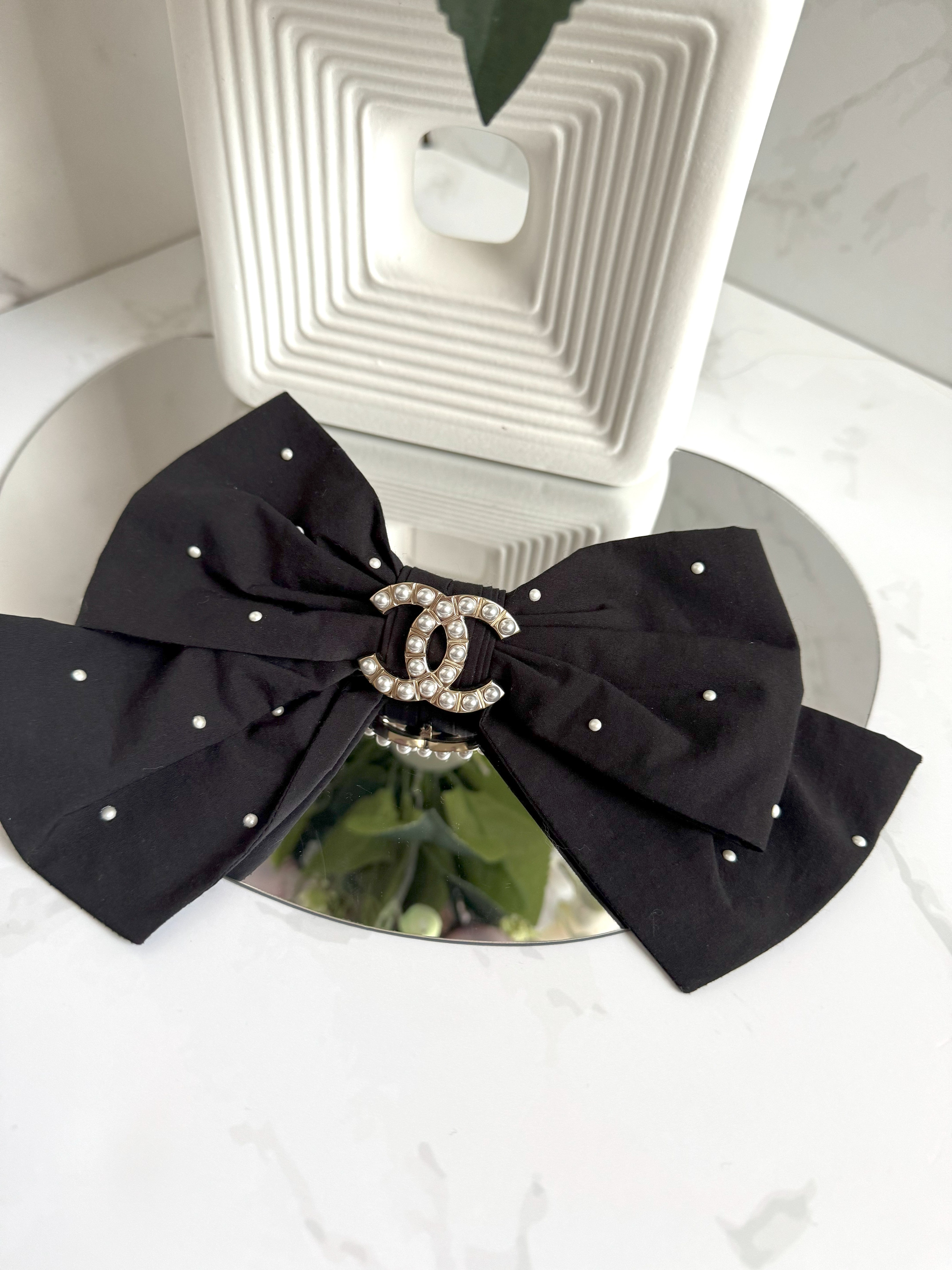 NEW Chanel Cruise 2025 Bow Barrette in Black & White CC With Pearls Large Size
