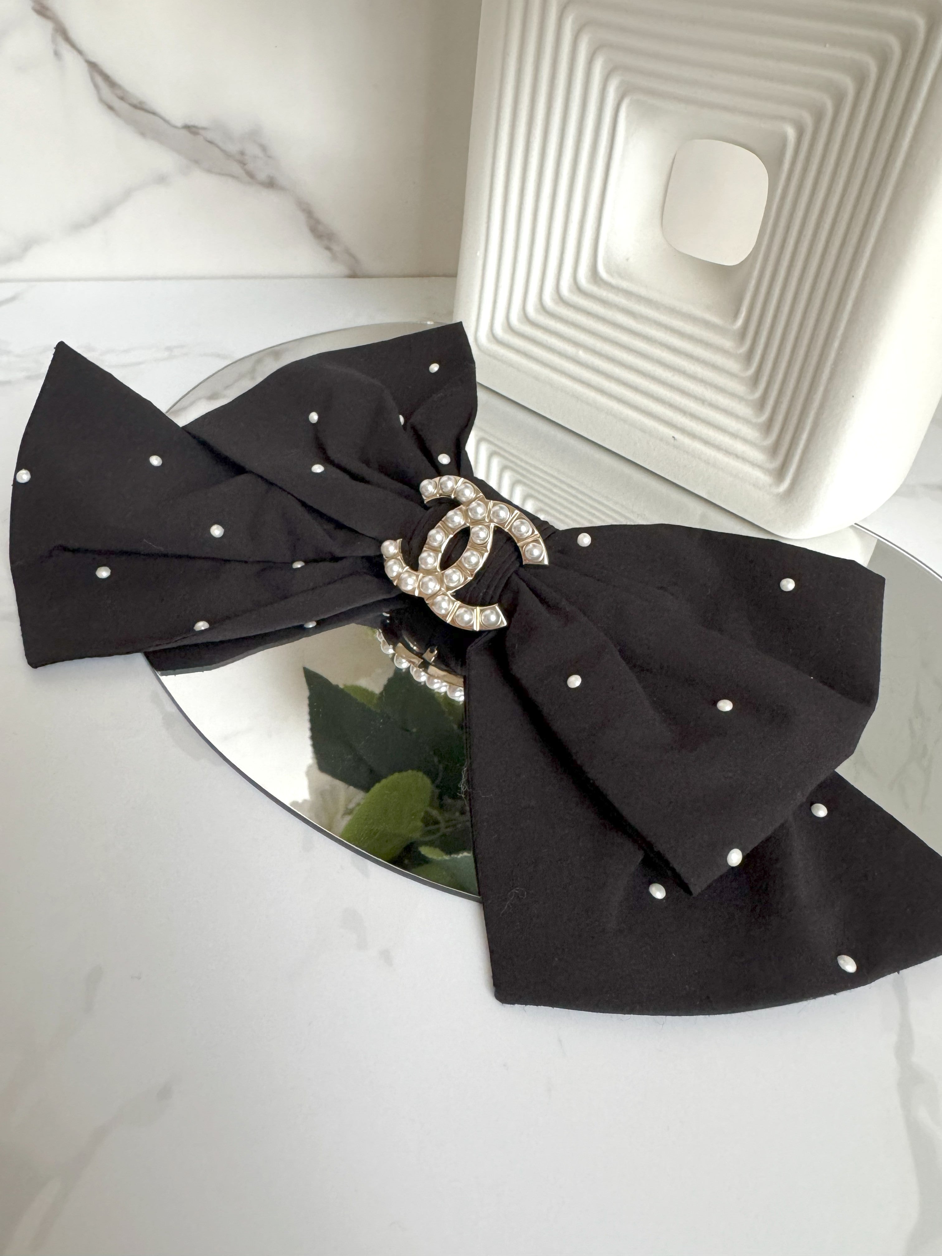 NEW Chanel Cruise 2025 Bow Barrette in Black & White CC With Pearls Large Size