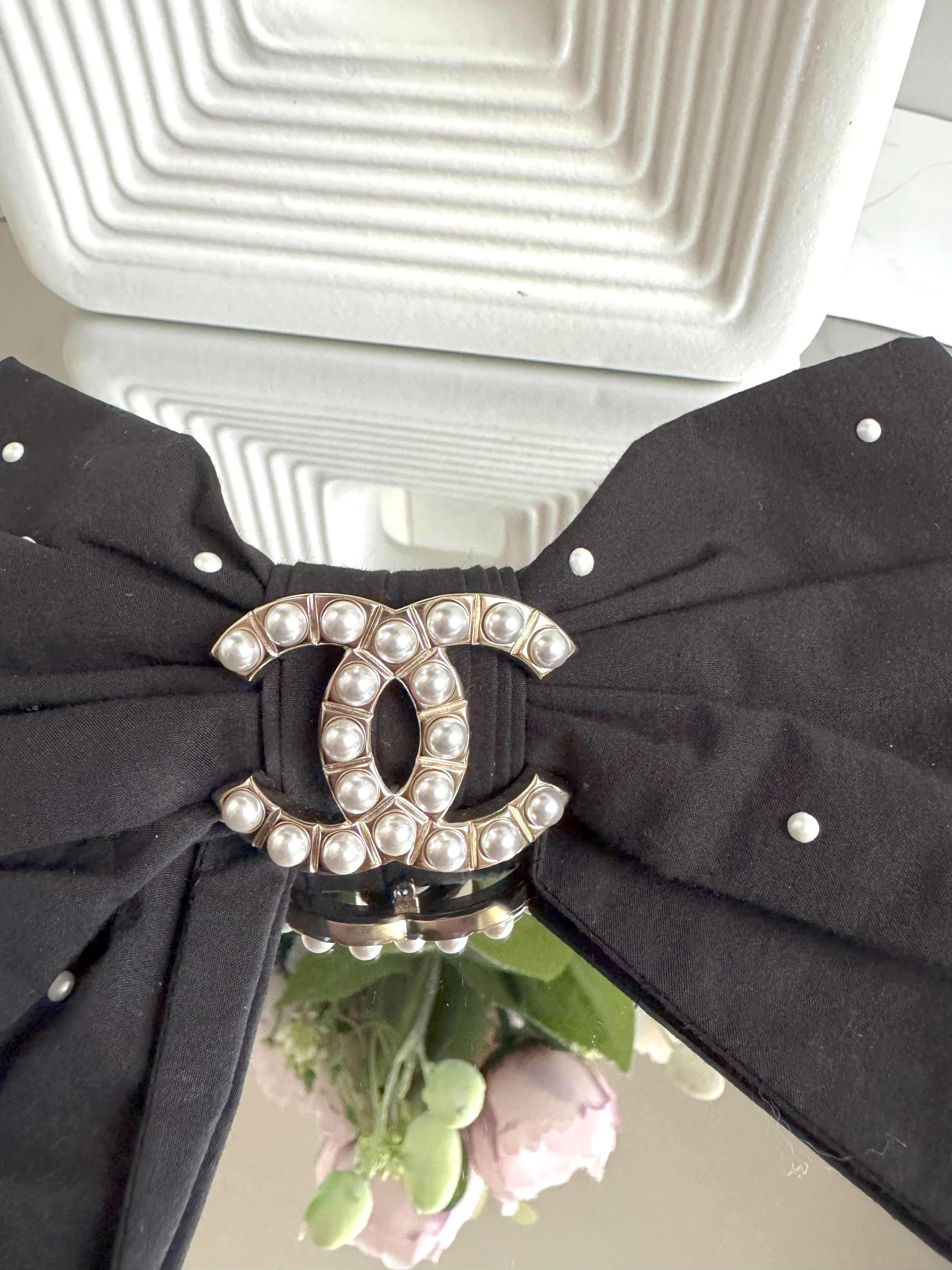 NEW Chanel Cruise 2025 Bow Barrette in Black & White CC With Pearls Large Size