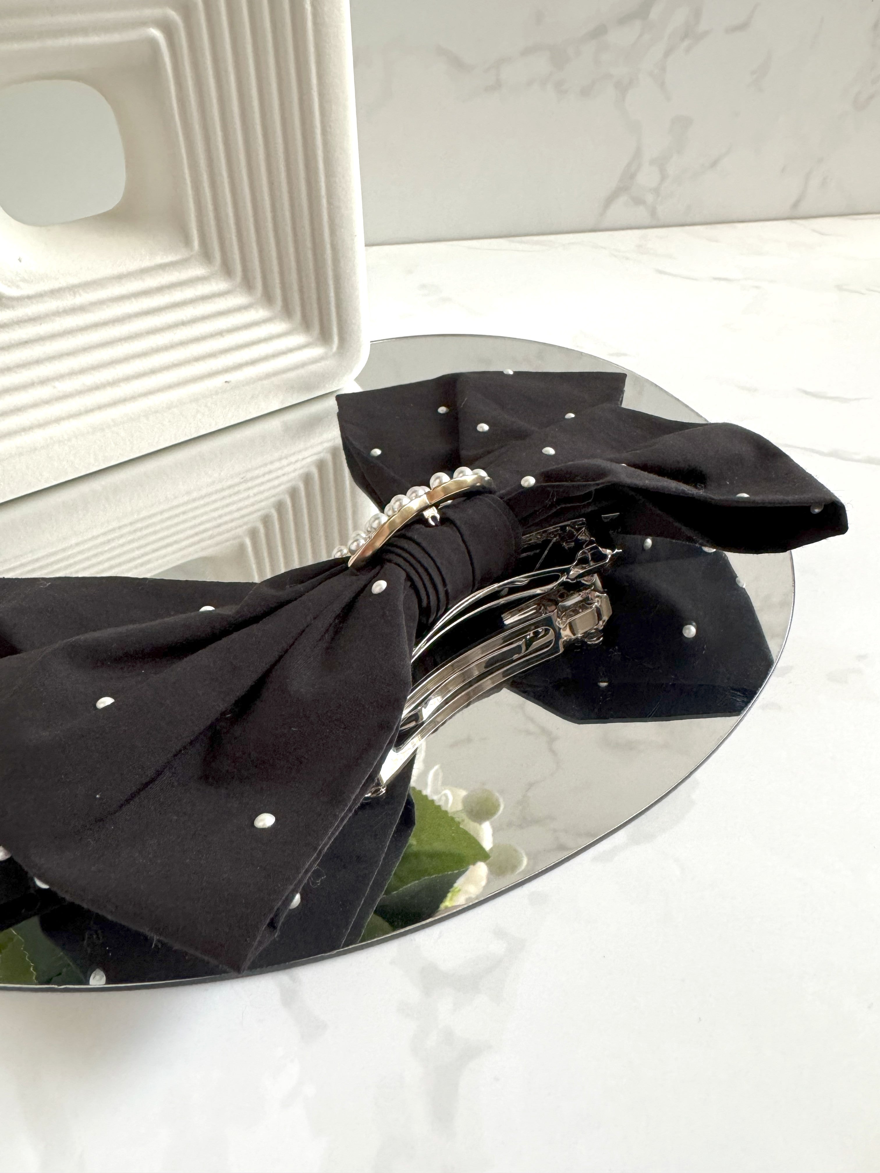 NEW Chanel Cruise 2025 Bow Barrette in Black & White CC With Pearls Large Size