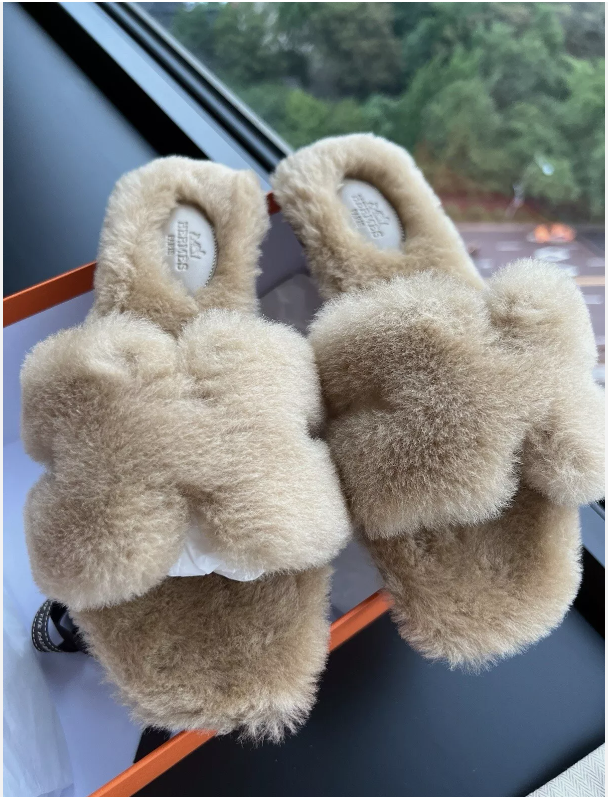 Hermes Oran Beige Argile Peau Lainee Fur Pom Pom Fuzzy Size 38.5 BNIB