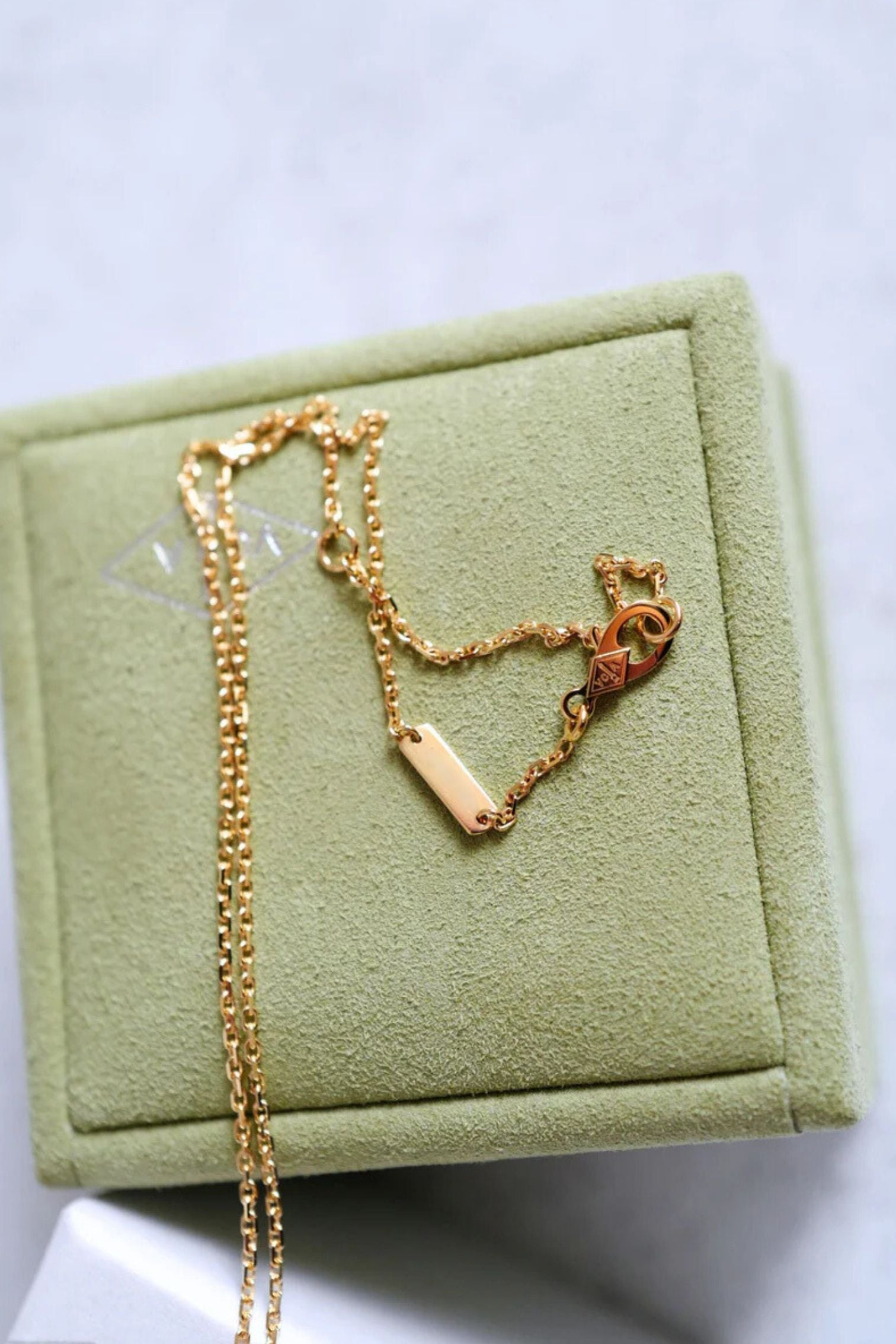 BNIB Van Cleef & Arpels Alhambra Malachite Pendant Necklace in 18K Yellow Gold