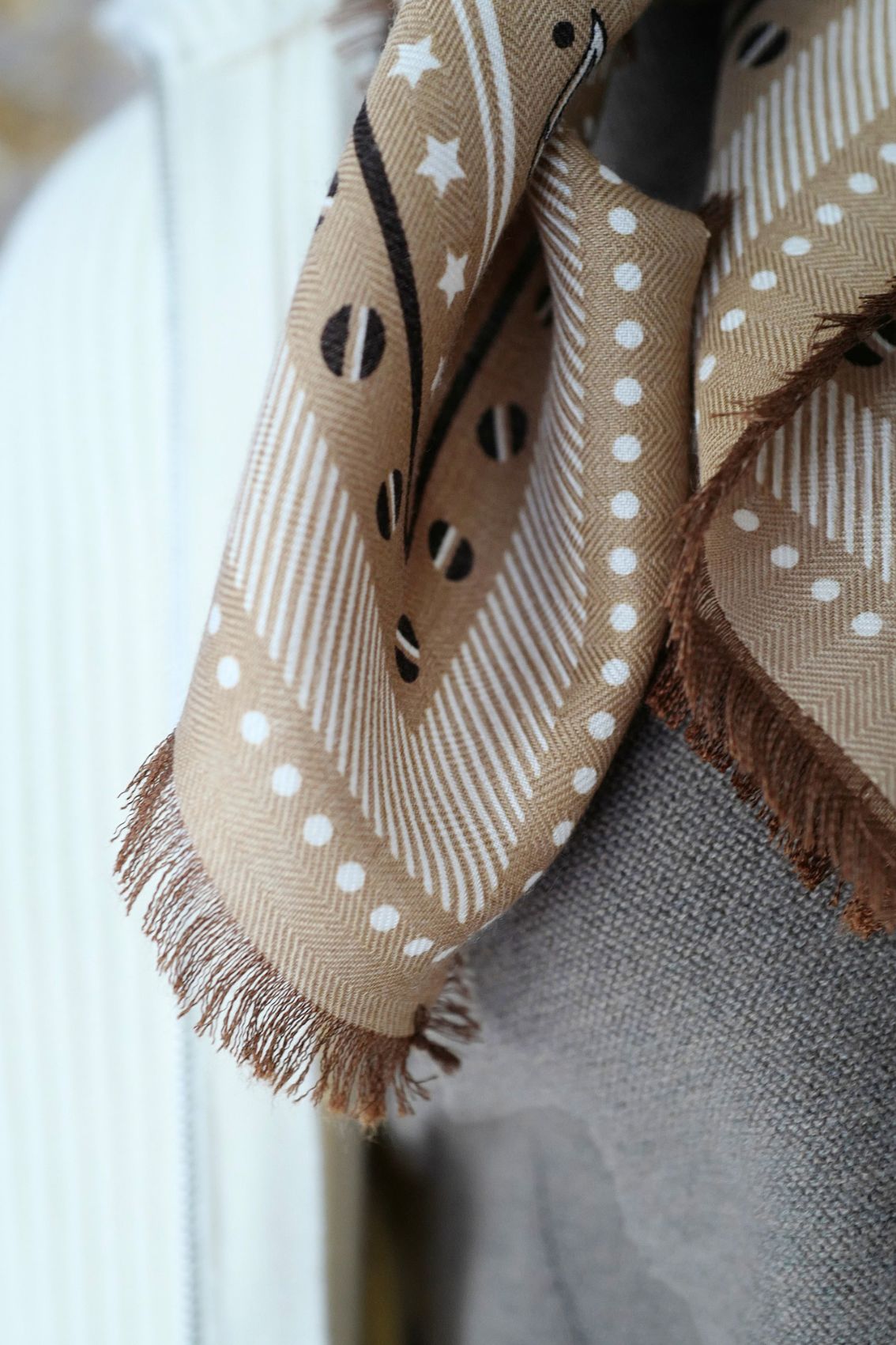 Hermès Scarf Neo Brandebourgs Bandana Frange Kraft Blanc Cashmere Silk 65